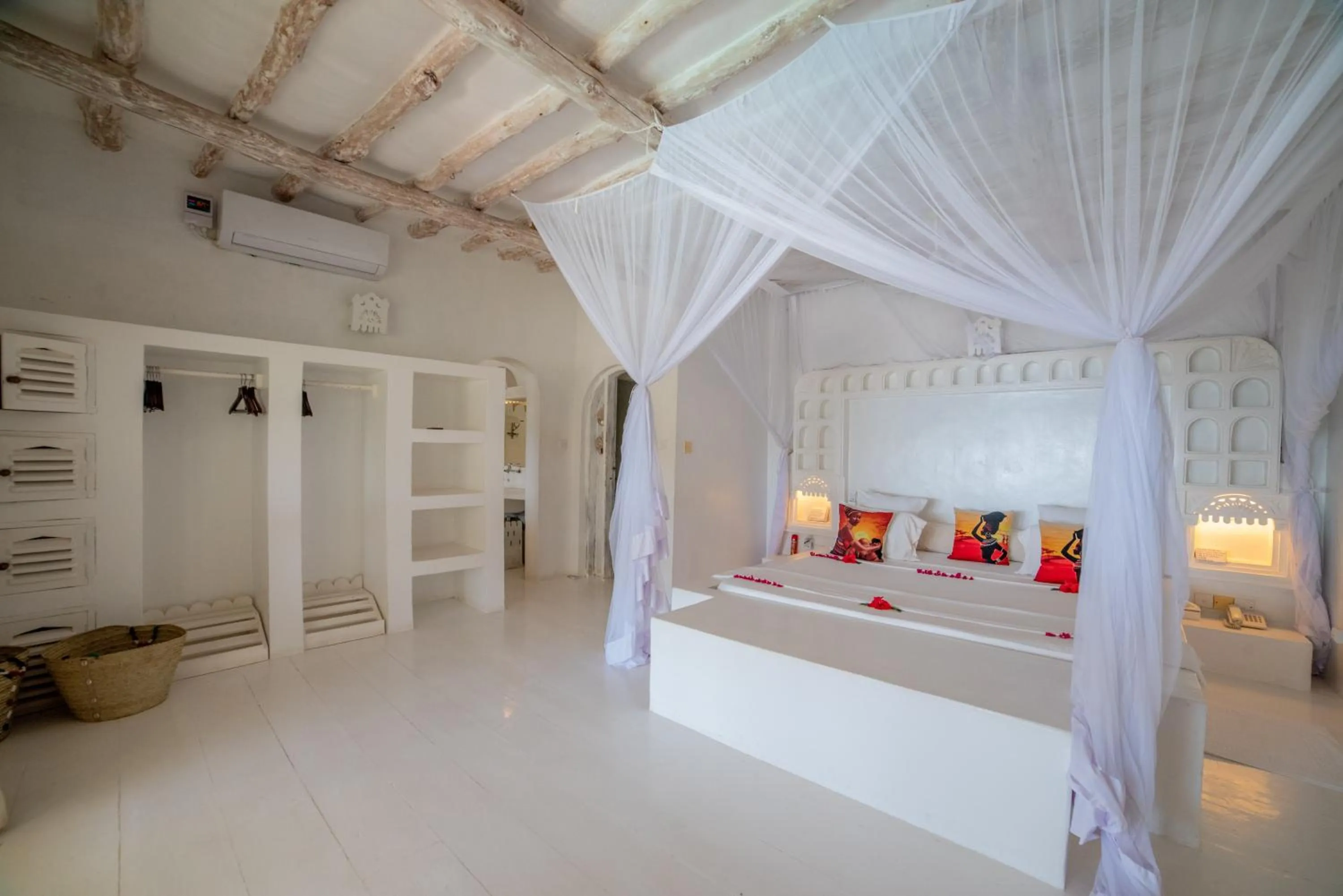 Photo of the whole room, Bed in Msambweni Beach House and Private Villas