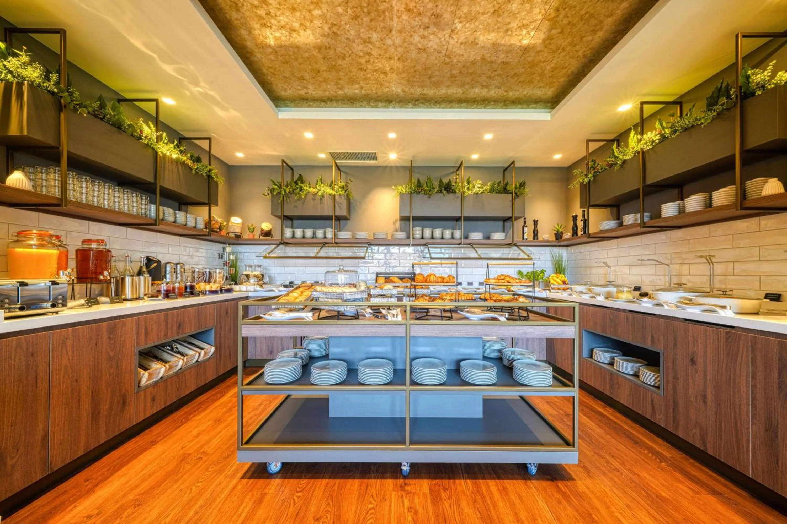 Restaurant/places to eat in FourSide Hotel Ringsheim, Trademark Collection by Wyndham