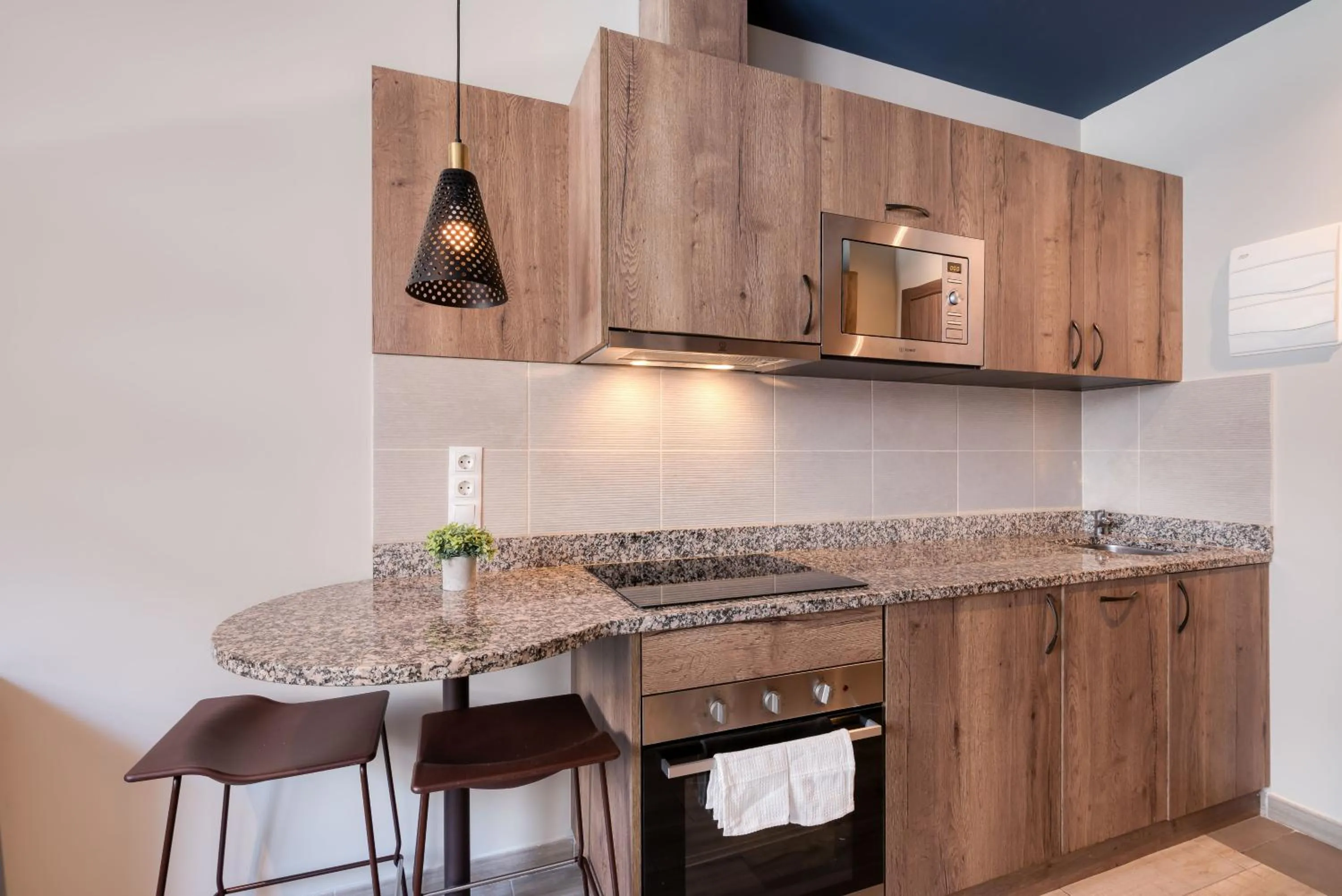 microwave in Livensa Living Studios Valencia Marina Real Hotel-Apartamento