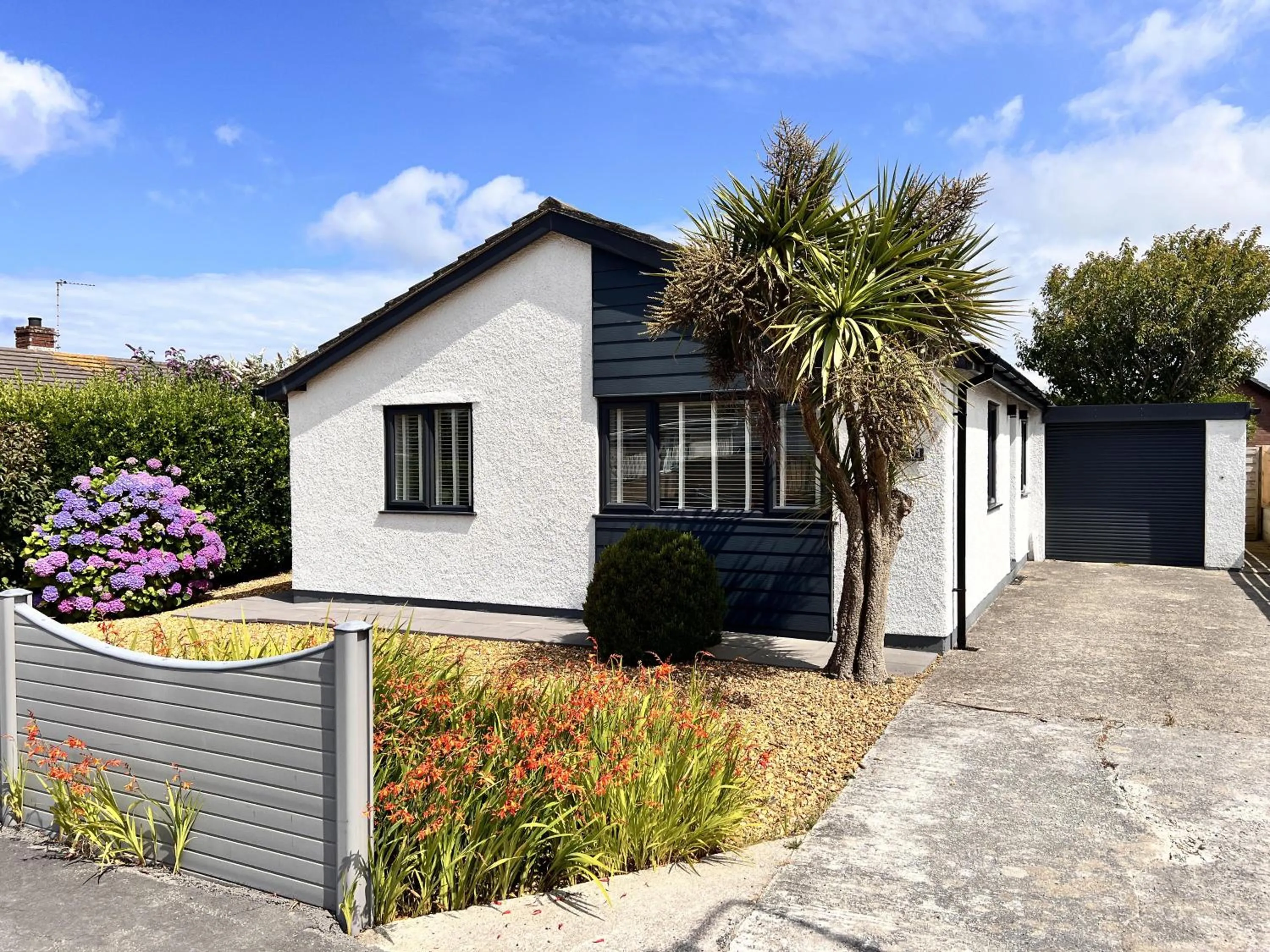 Stylish Dog Friendly Coastal Bungalow with garden