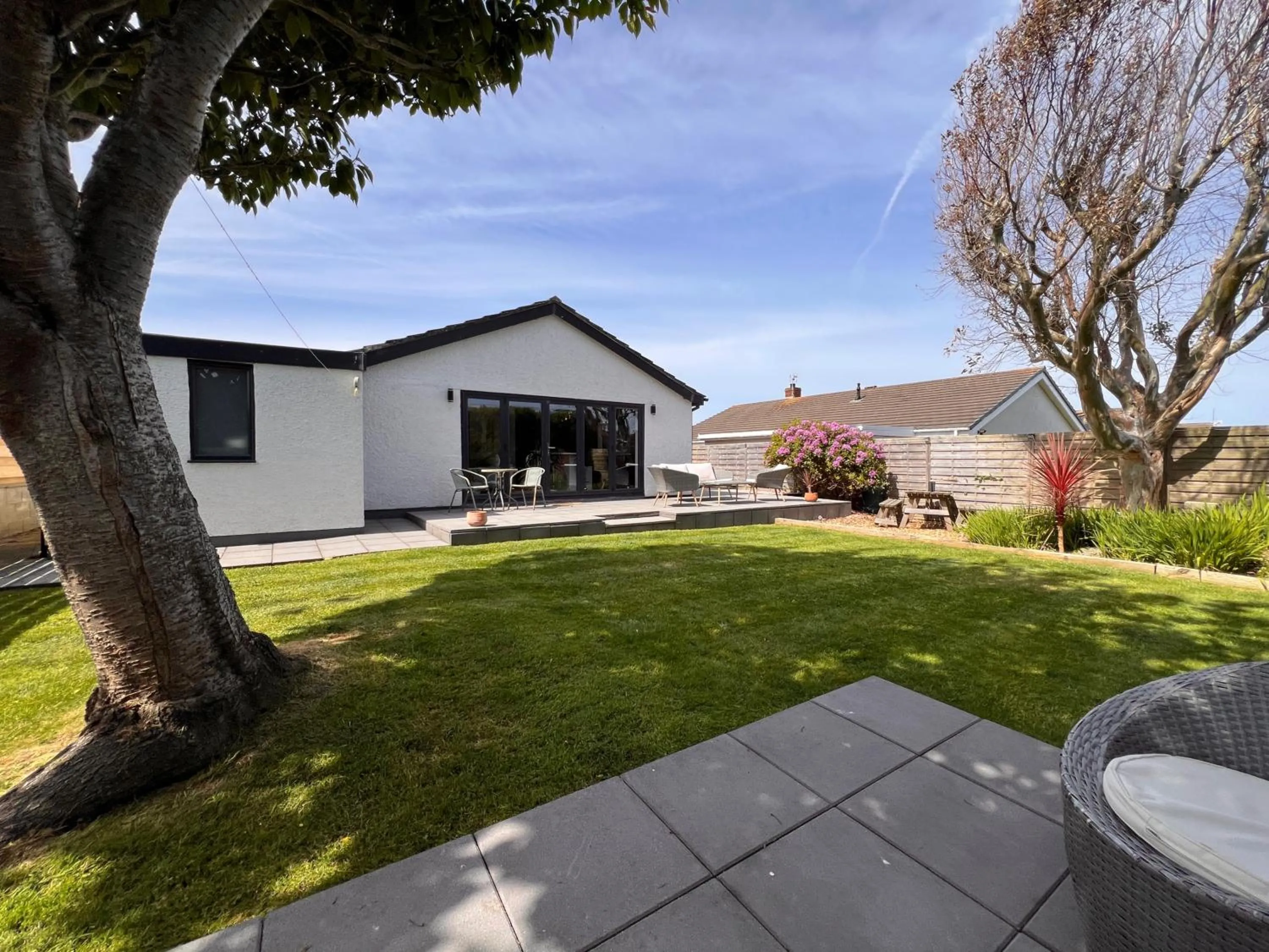 Stylish Dog Friendly Coastal Bungalow with garden