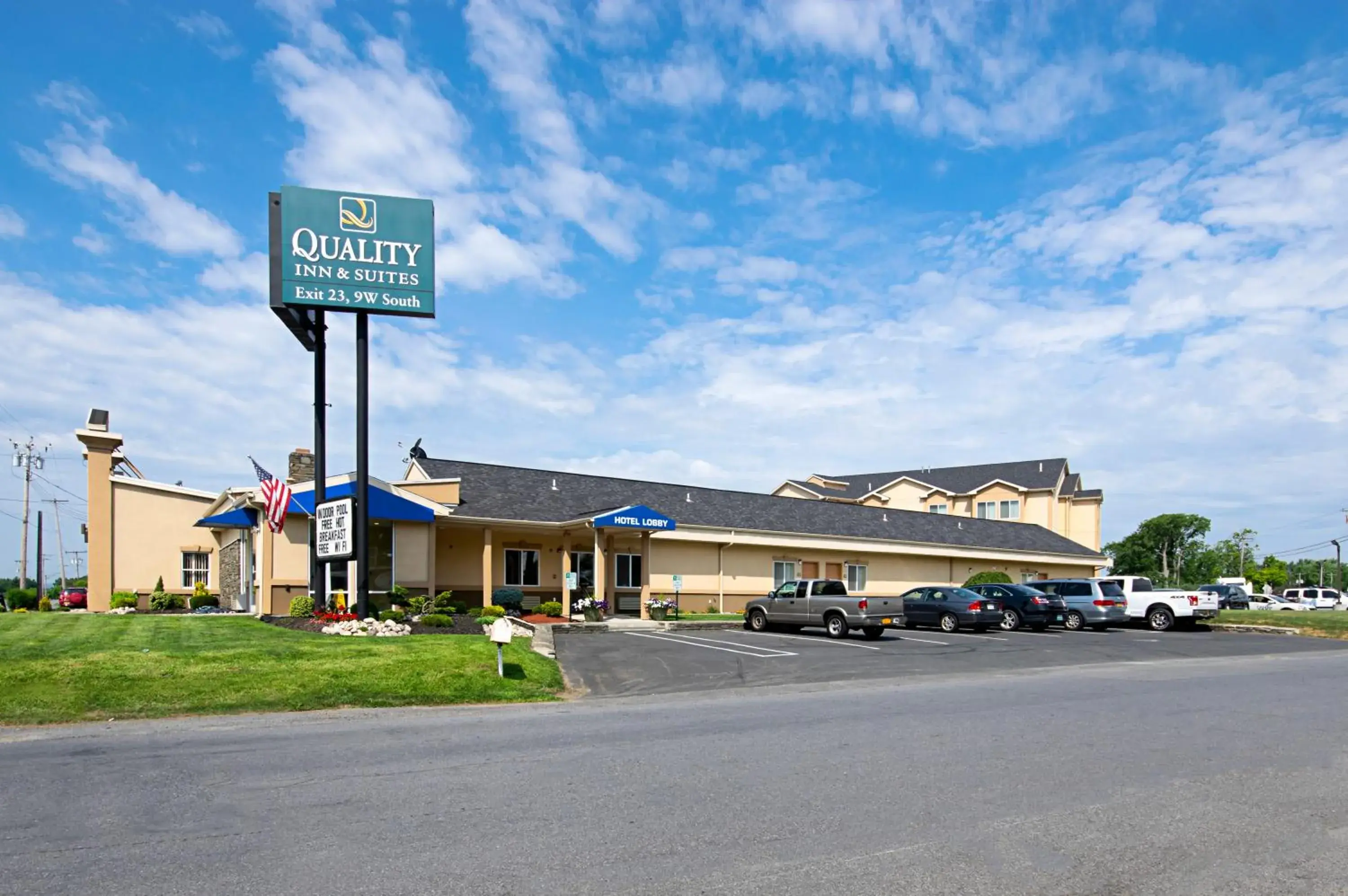 Property building in Quality Inn & Suites Glenmont - Albany South Property building in Quality Inn & Suites Glenmont - Albany South
