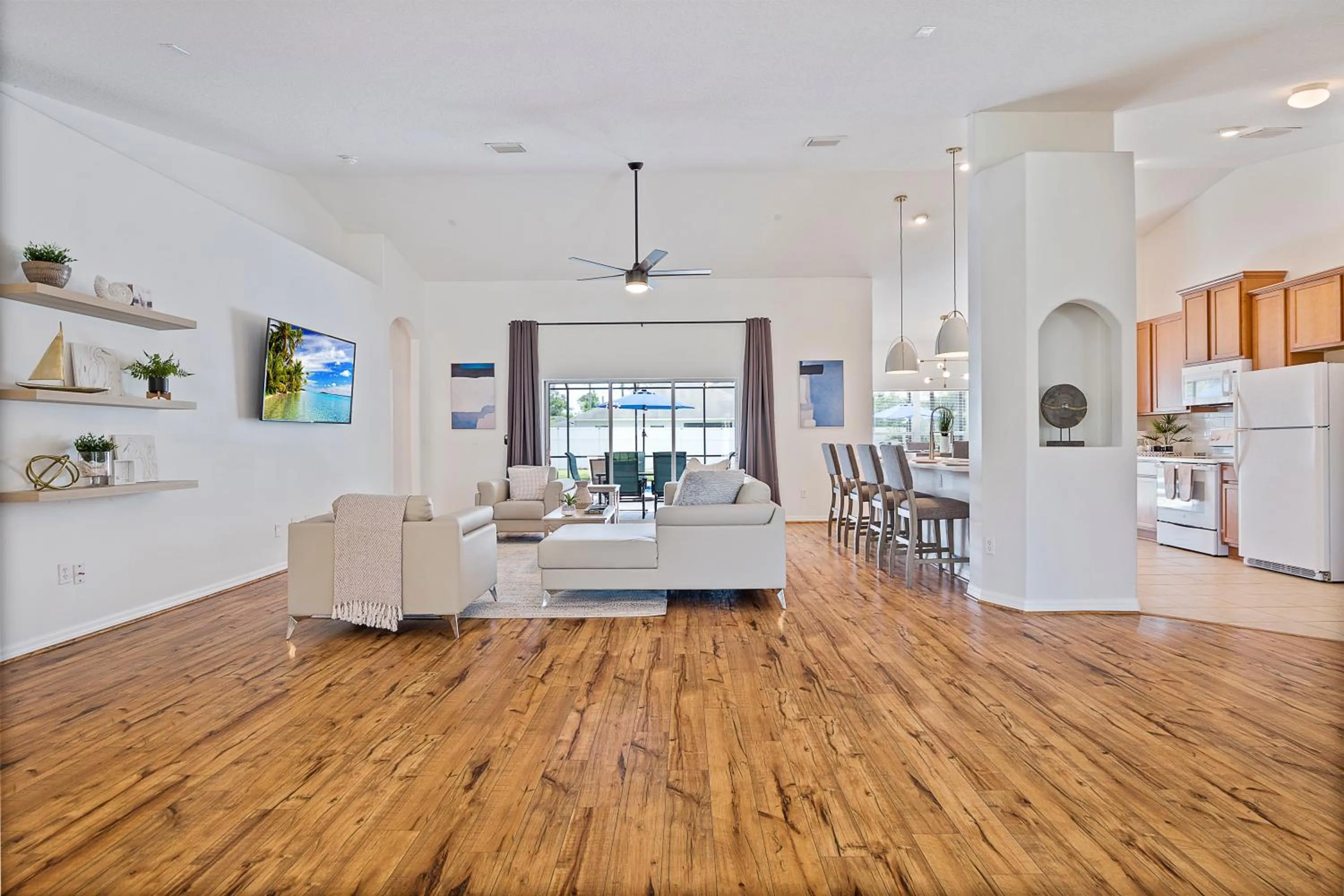 WHISPERING PALM Newly renovated cozy fenced in pool home - sleeps 8