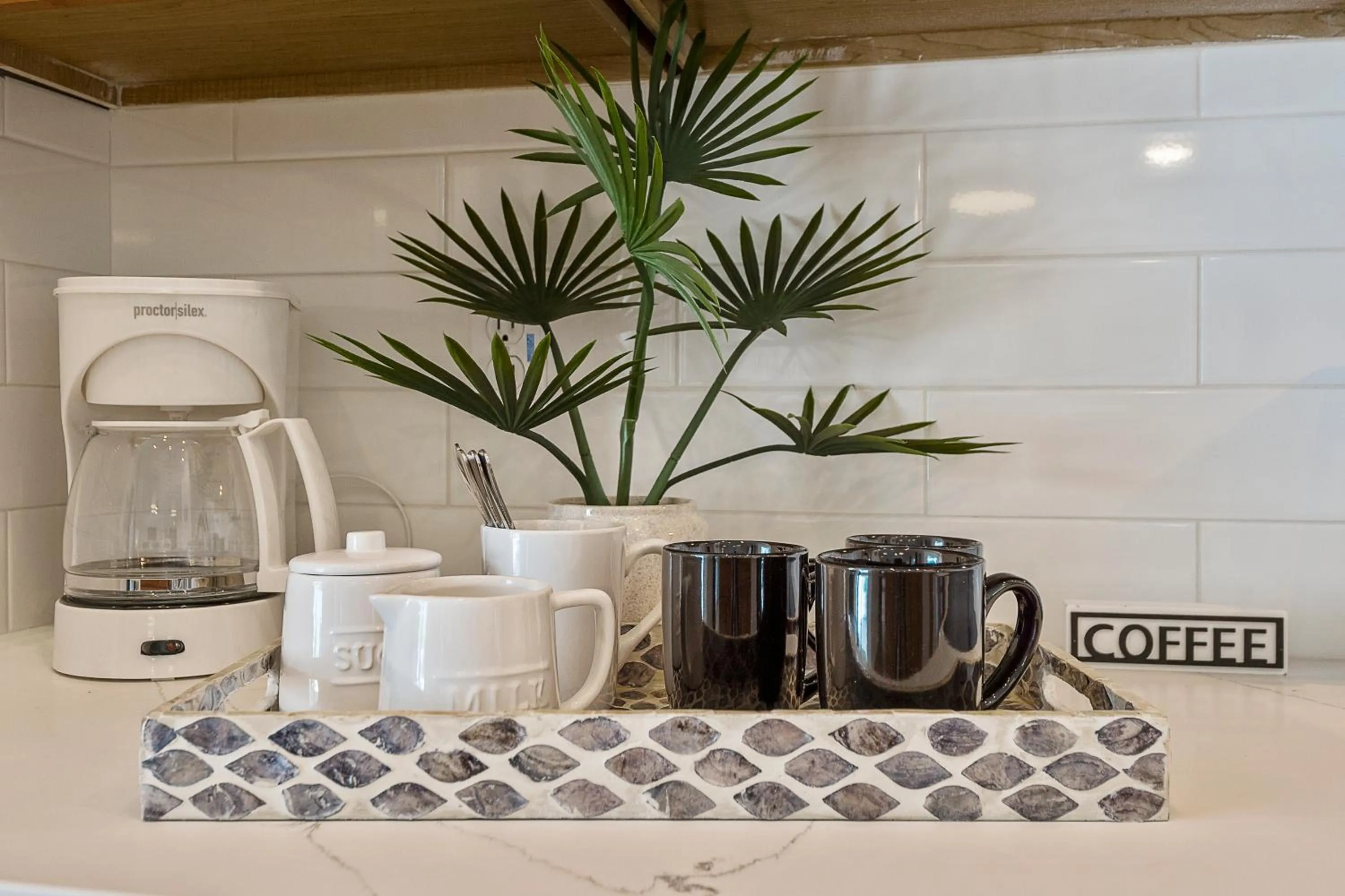 WHISPERING PALM Newly renovated cozy fenced in pool home - sleeps 8