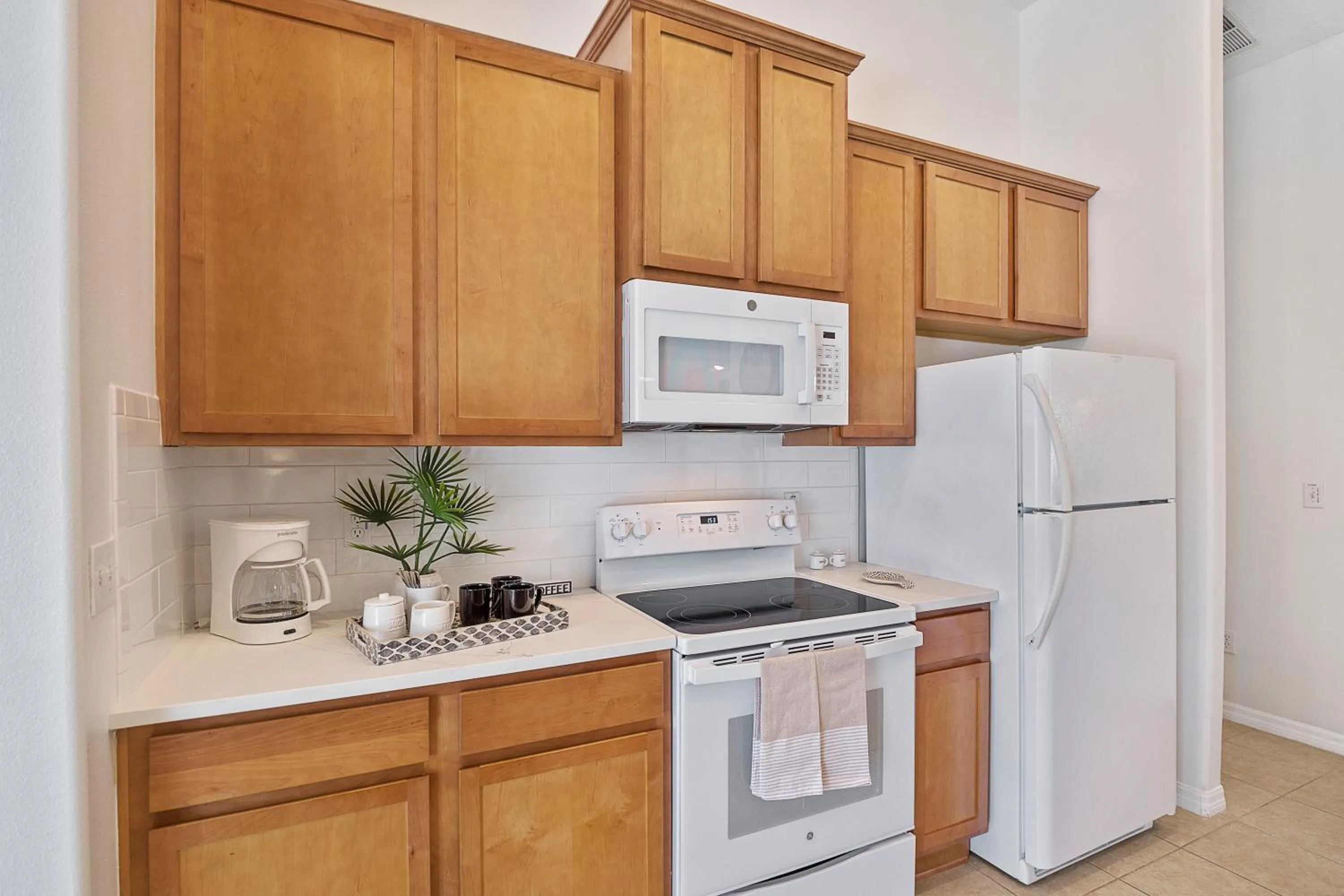 WHISPERING PALM Newly renovated cozy fenced in pool home - sleeps 8