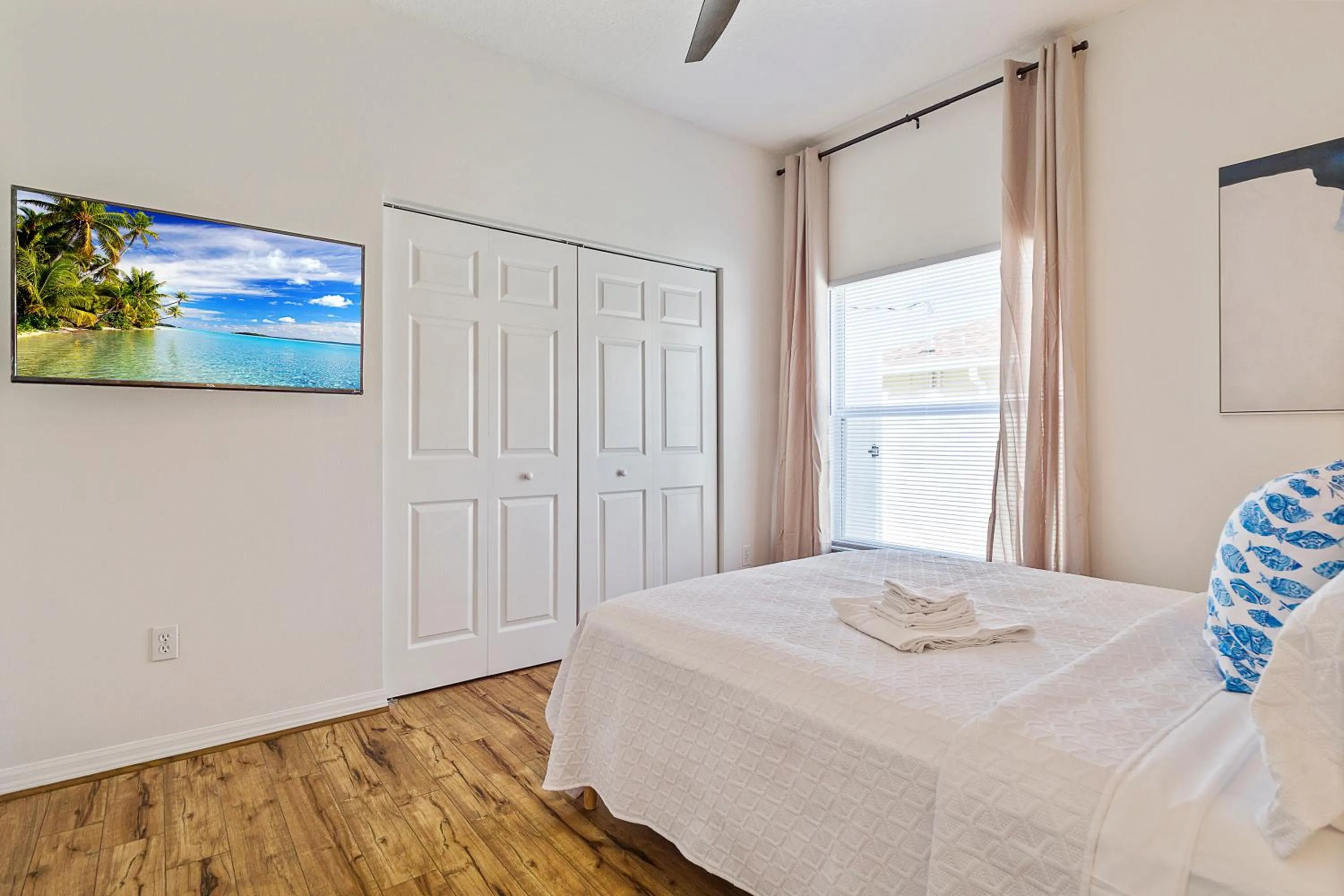 WHISPERING PALM Newly renovated cozy fenced in pool home - sleeps 8