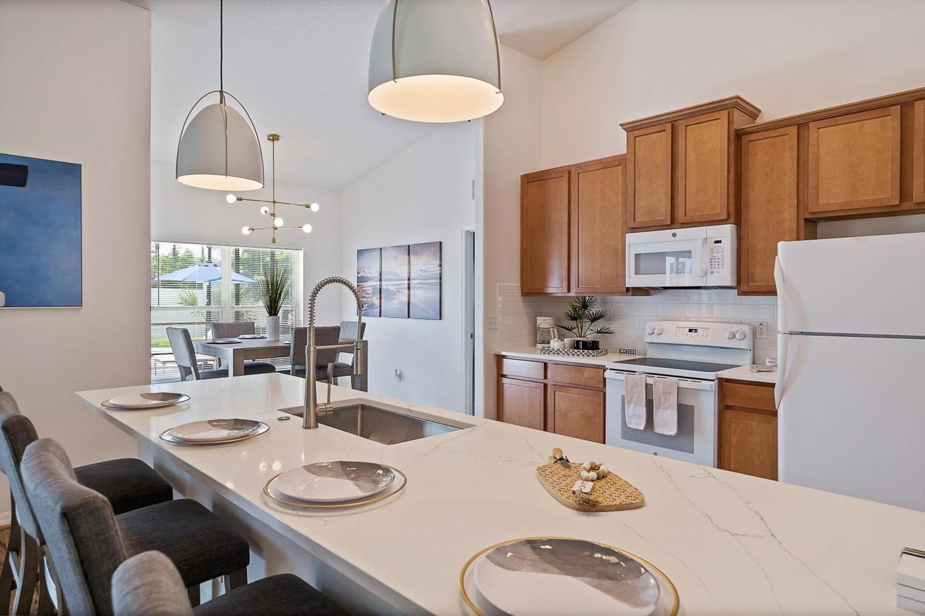 WHISPERING PALM Newly renovated cozy fenced in pool home - sleeps 8