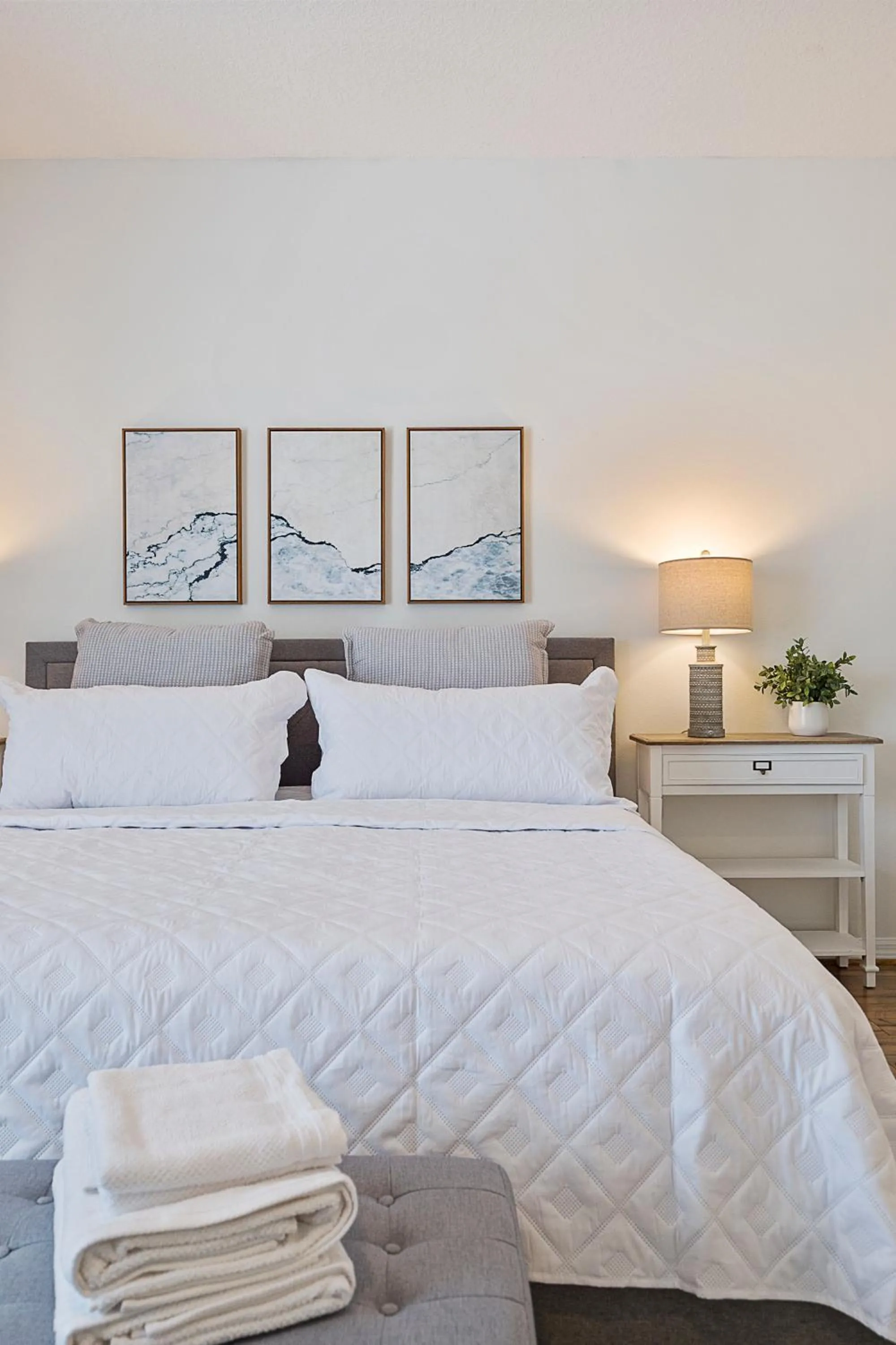 WHISPERING PALM Newly renovated cozy fenced in pool home - sleeps 8