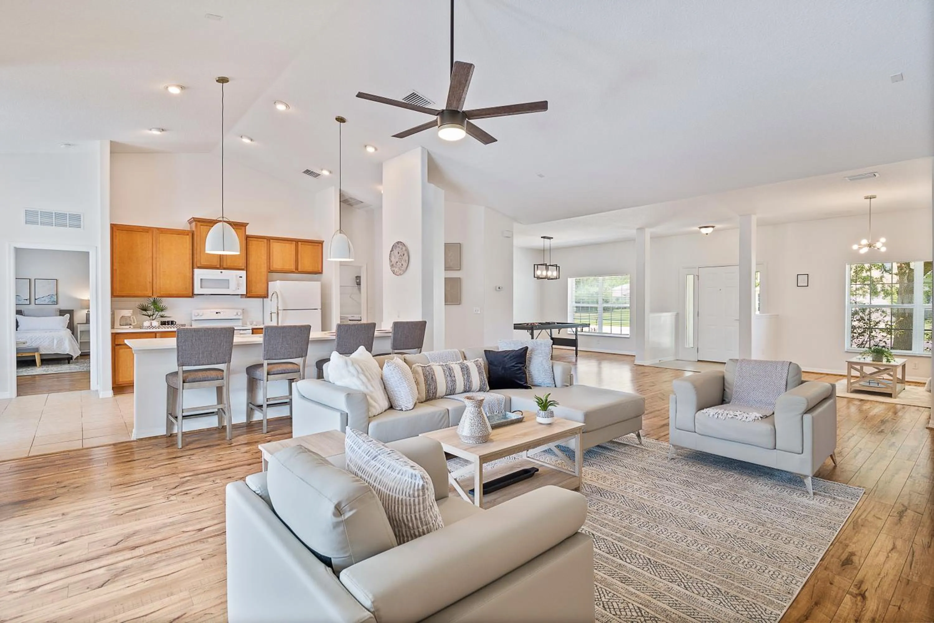 WHISPERING PALM Newly renovated cozy fenced in pool home - sleeps 8