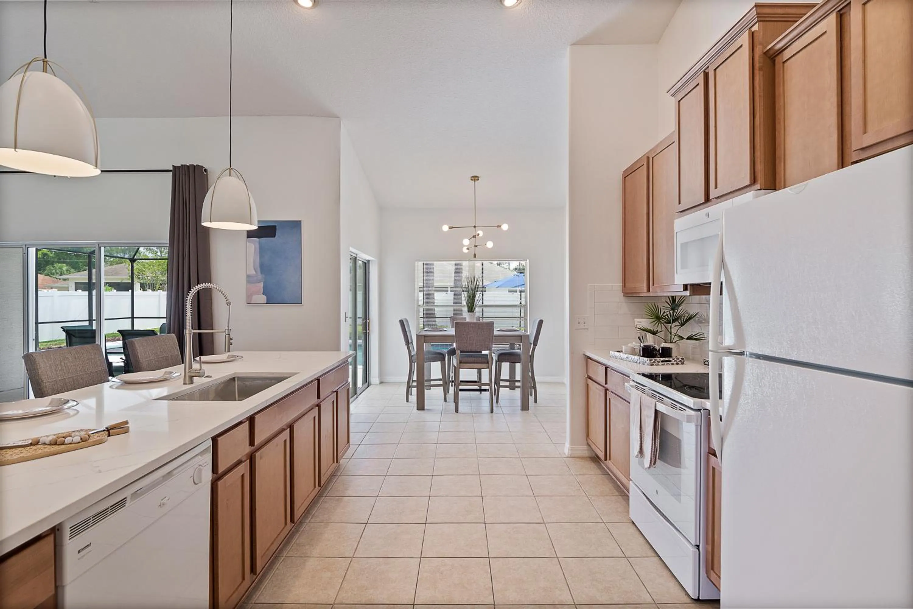 WHISPERING PALM Newly renovated cozy fenced in pool home - sleeps 8