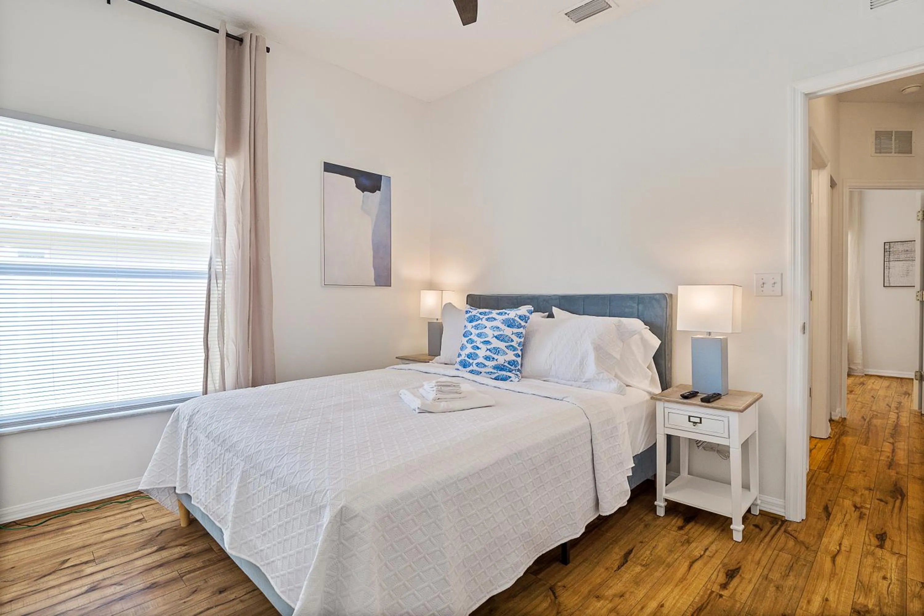 WHISPERING PALM Newly renovated cozy fenced in pool home - sleeps 8