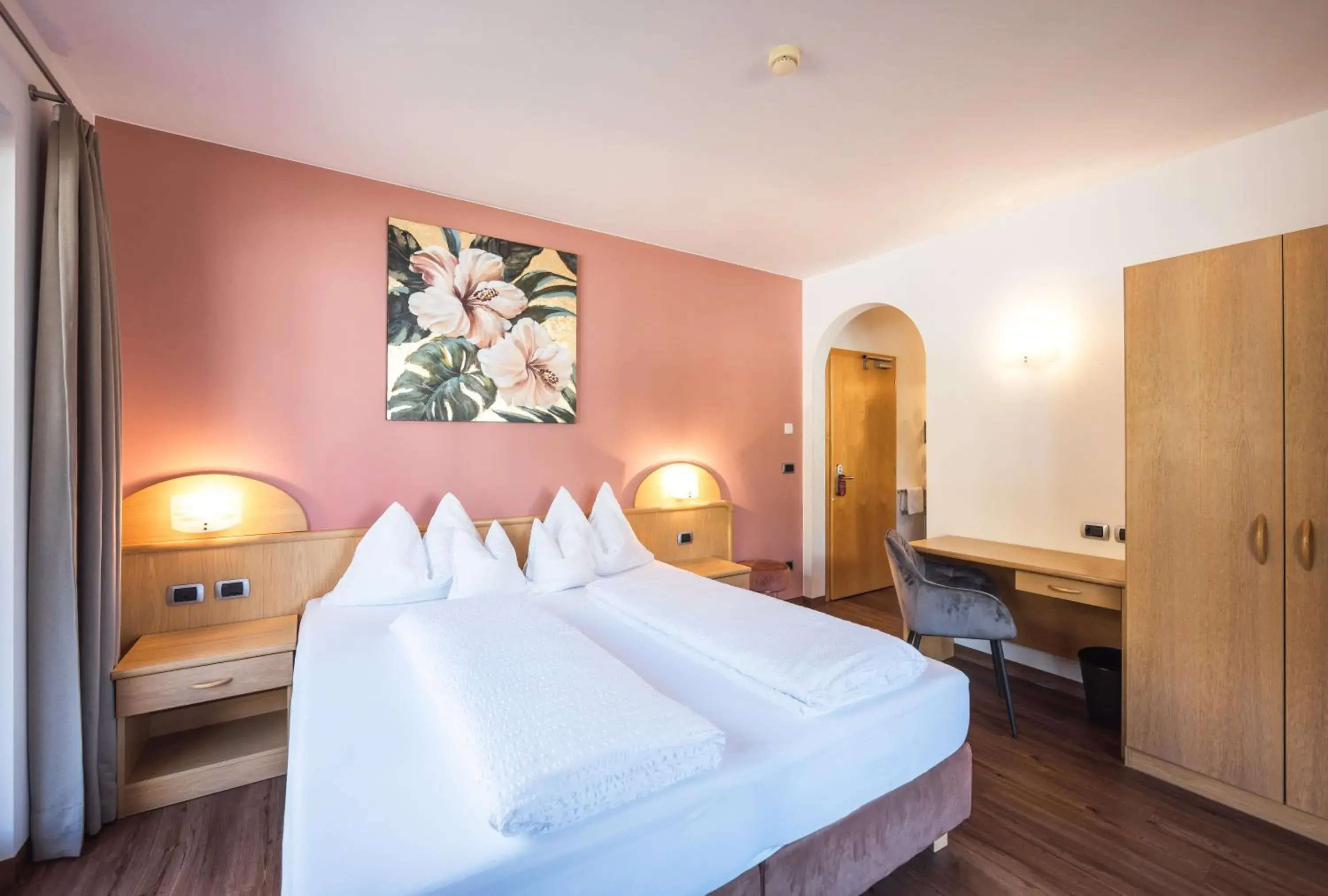 Standard Double Room with Balcony in Hotel Bischofhof Standard Double Room with Balcony in Hotel Bischofhof