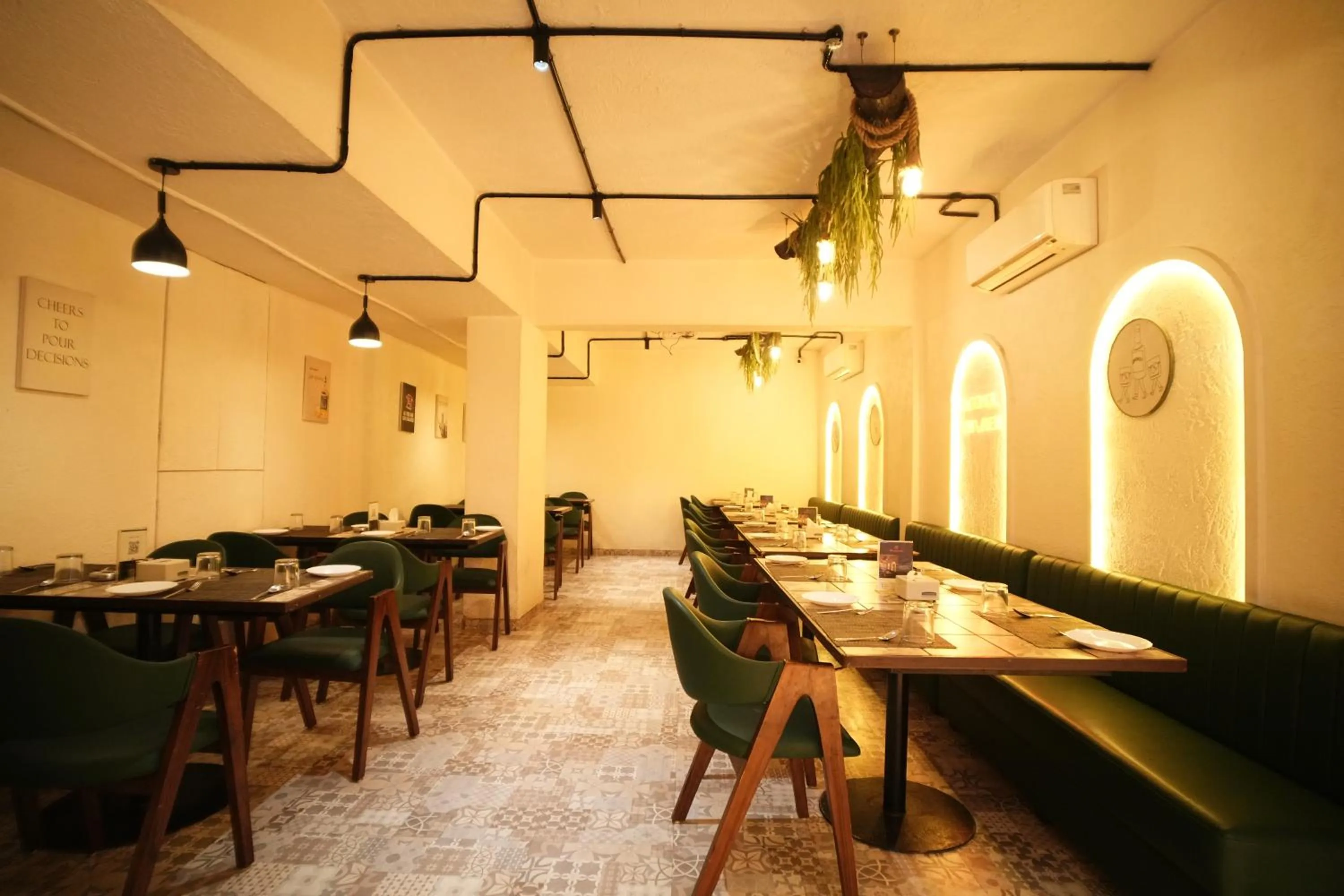 Restaurant/places to eat in Hotel Kartiki