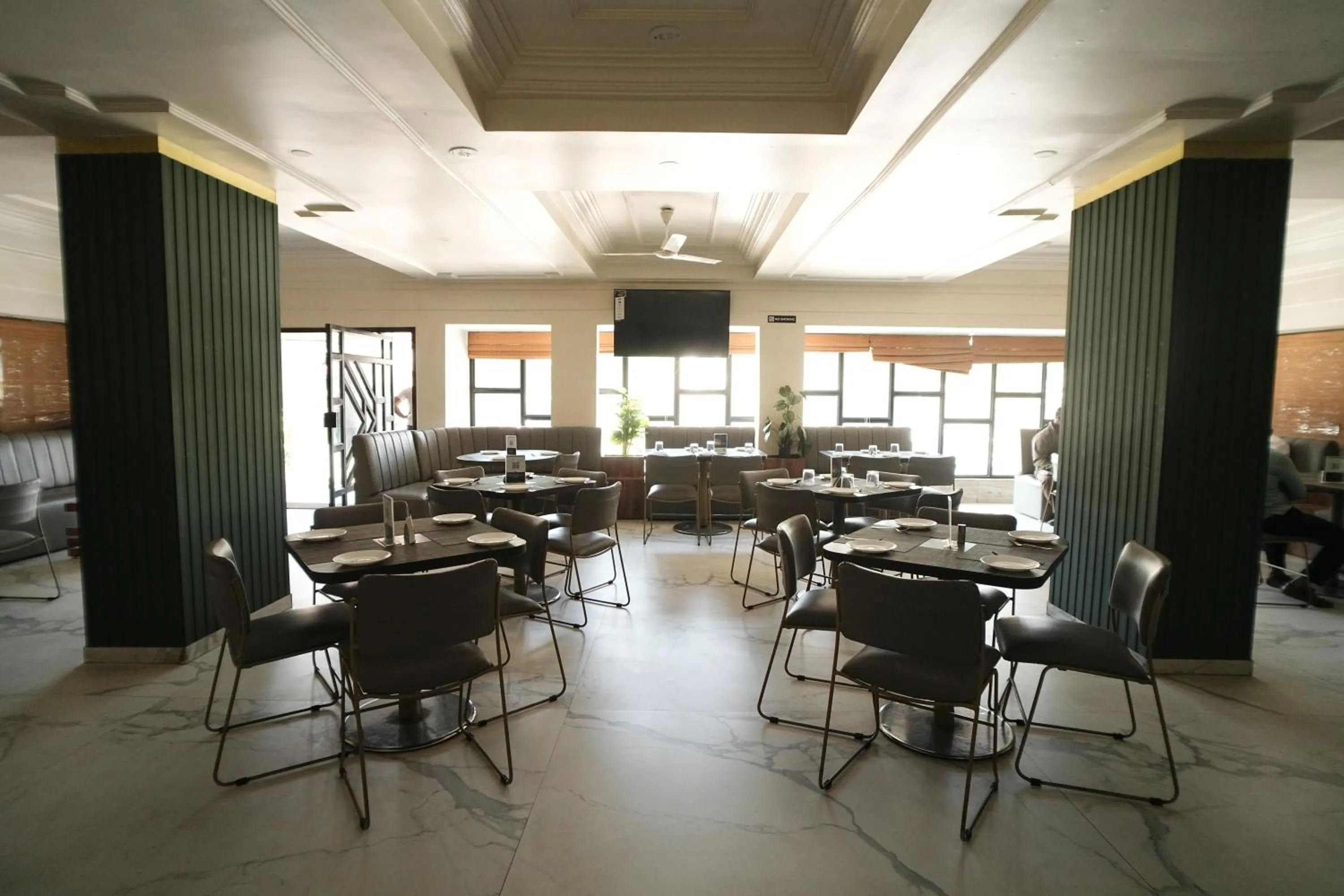 Restaurant/places to eat in Hotel Kartiki