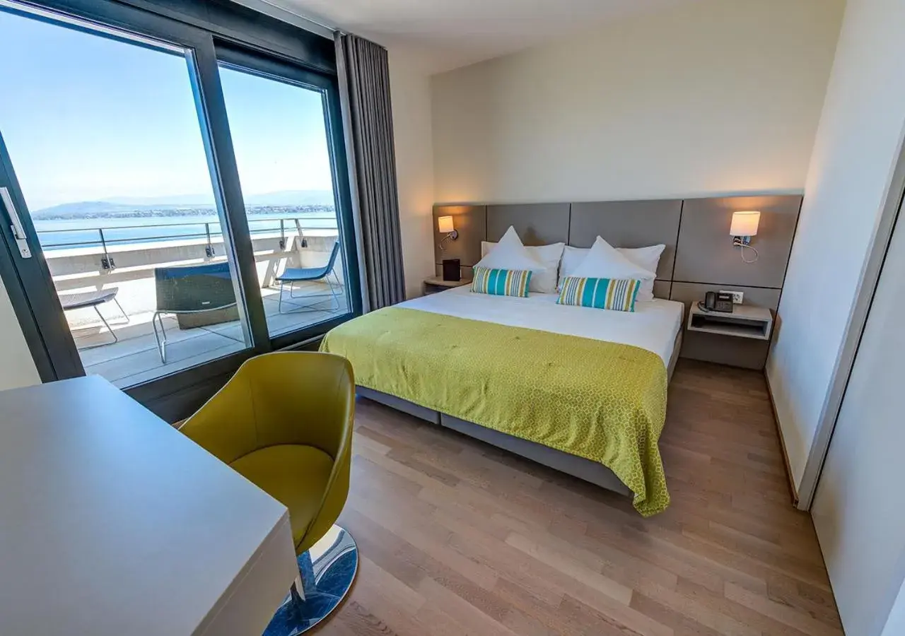 Balcony/Terrace, Bed in Lake Geneva Hotel Balcony/Terrace, Bed in Lake Geneva Hotel