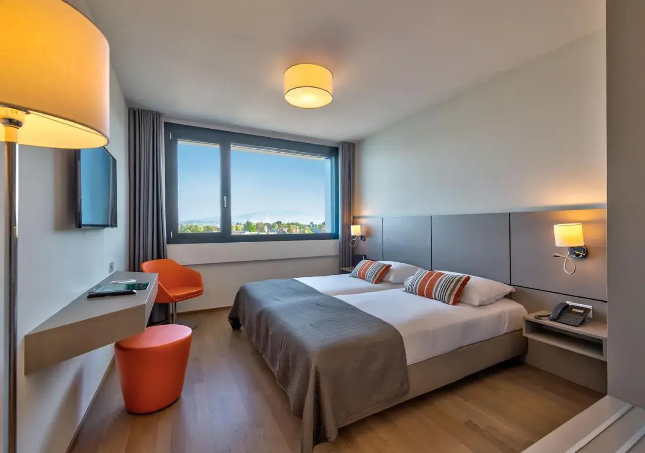 Classic Double or Twin Room in Lake Geneva Hotel Classic Double or Twin Room in Lake Geneva Hotel