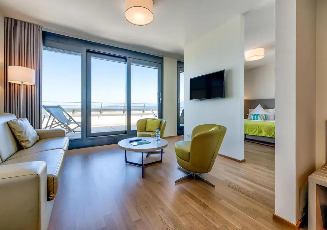 Living room, Bed in Lake Geneva Hotel Living room, Bed in Lake Geneva Hotel