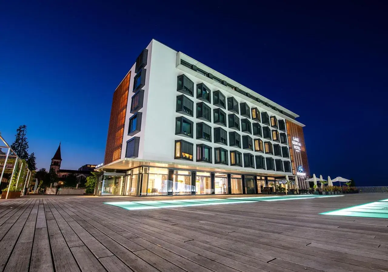 Facade/entrance in Lake Geneva Hotel Facade/entrance in Lake Geneva Hotel
