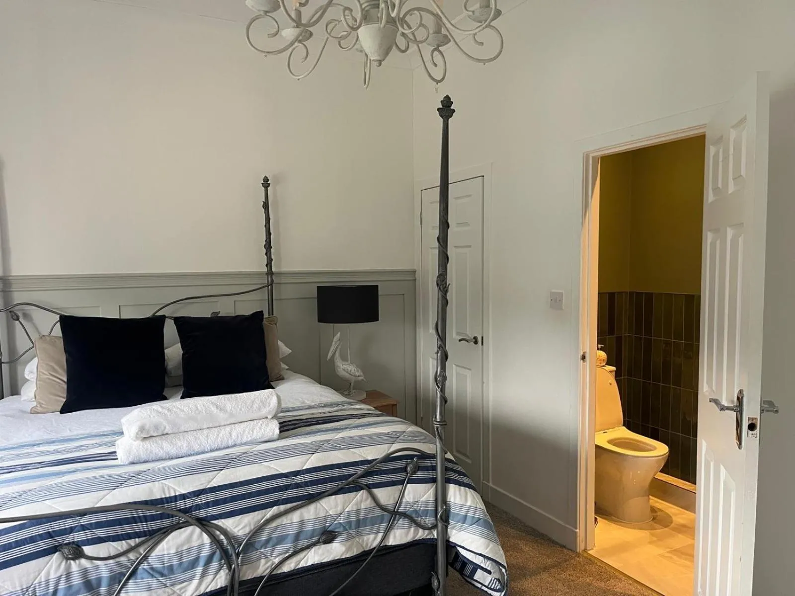 Bed in Giffnock Rooms