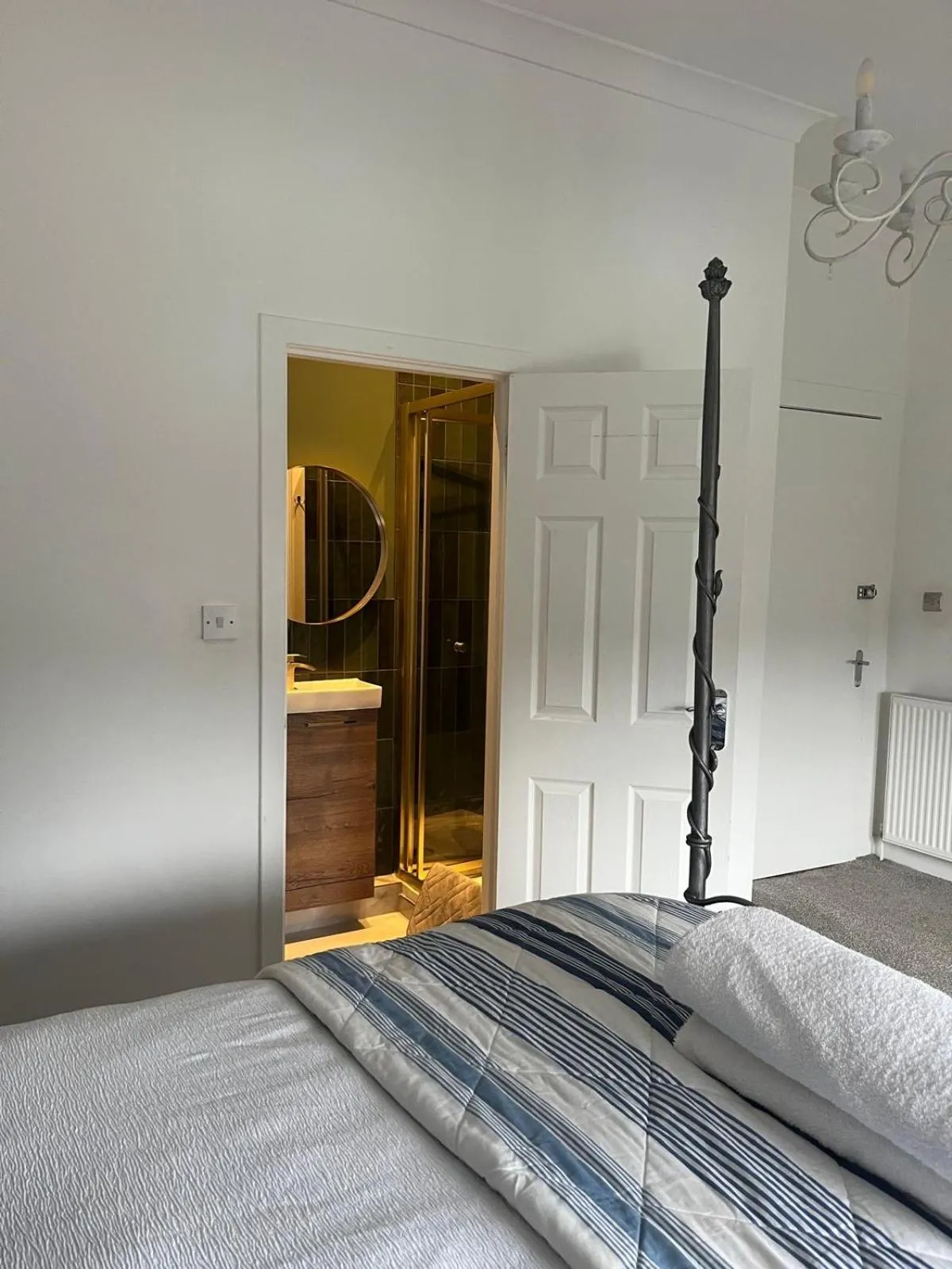 Bed in Giffnock Rooms