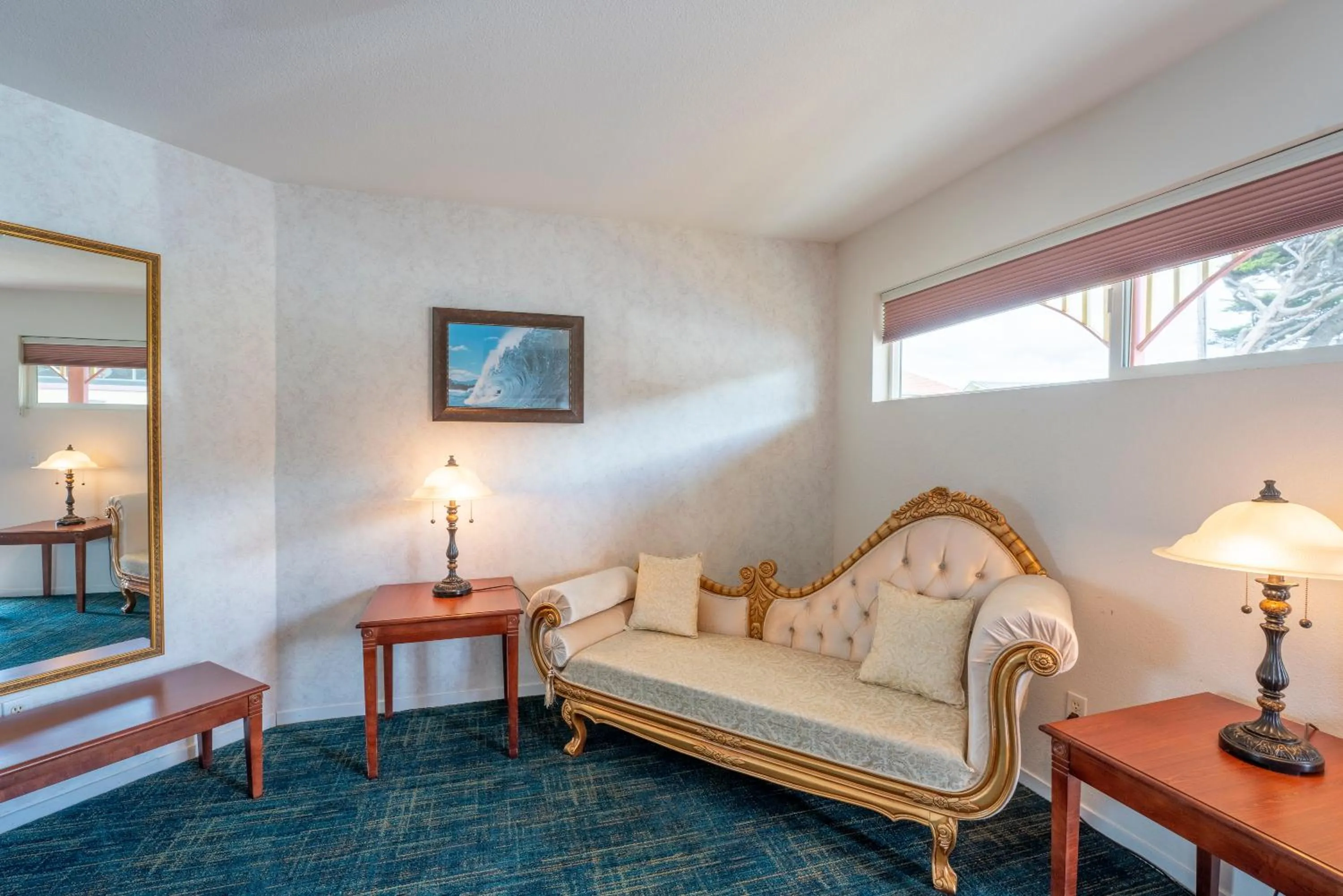 Seating area, Bed in Ocean View Lodge