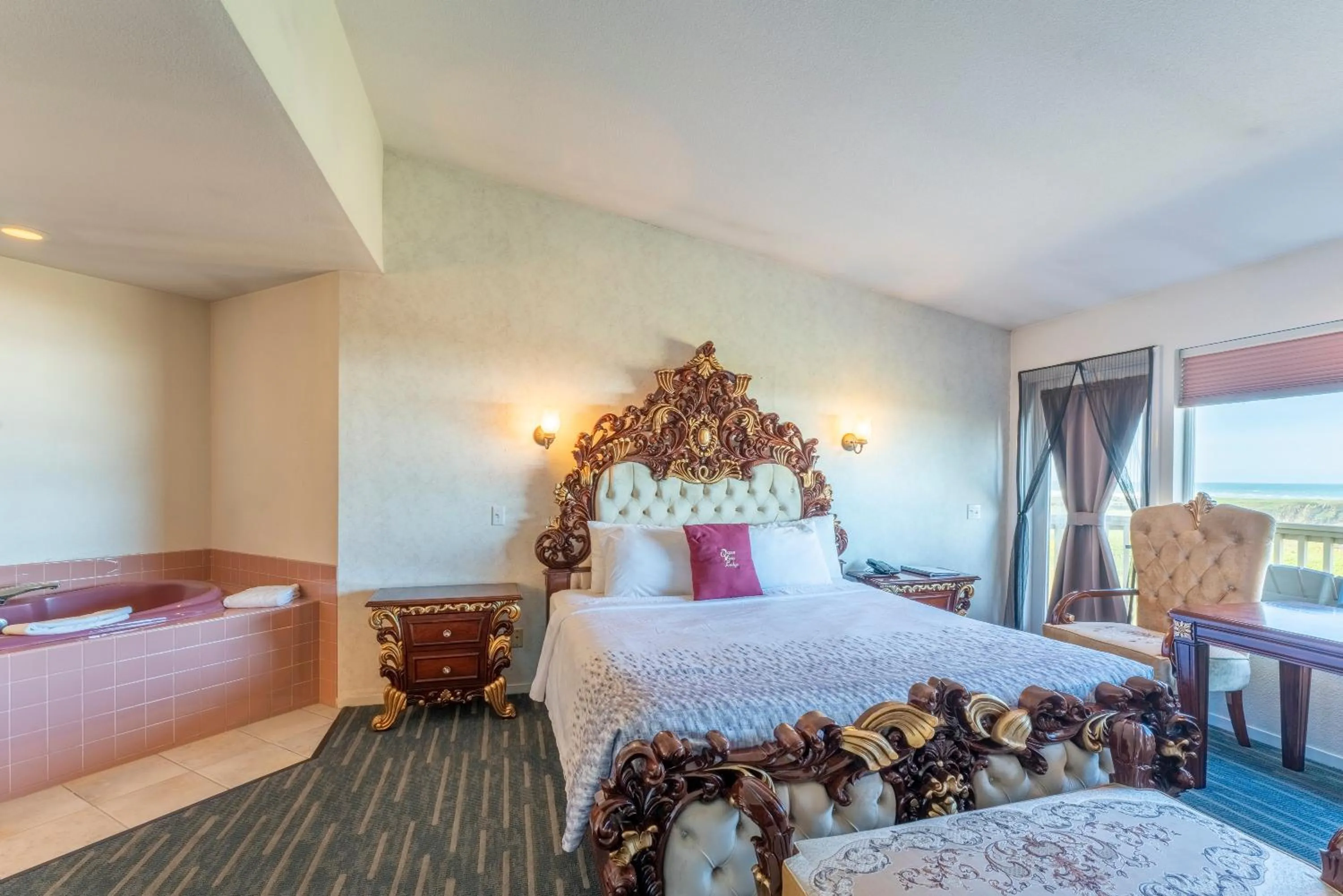 Bathroom, Bed in Ocean View Lodge