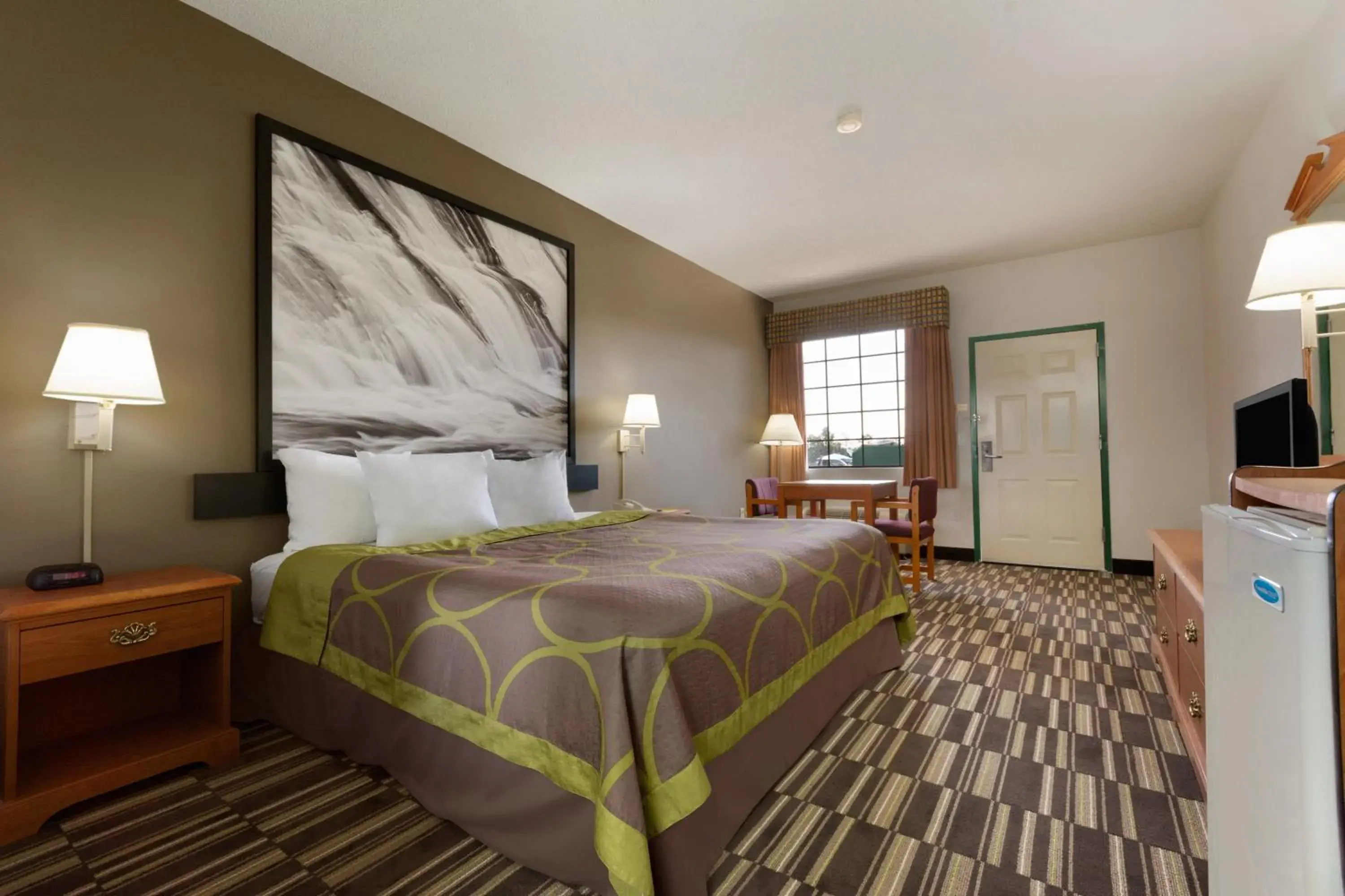 King Suite - Non-Smoking in Super 8 by Wyndham Chatsworth/Dalton King Suite - Non-Smoking in Super 8 by Wyndham Chatsworth/Dalton