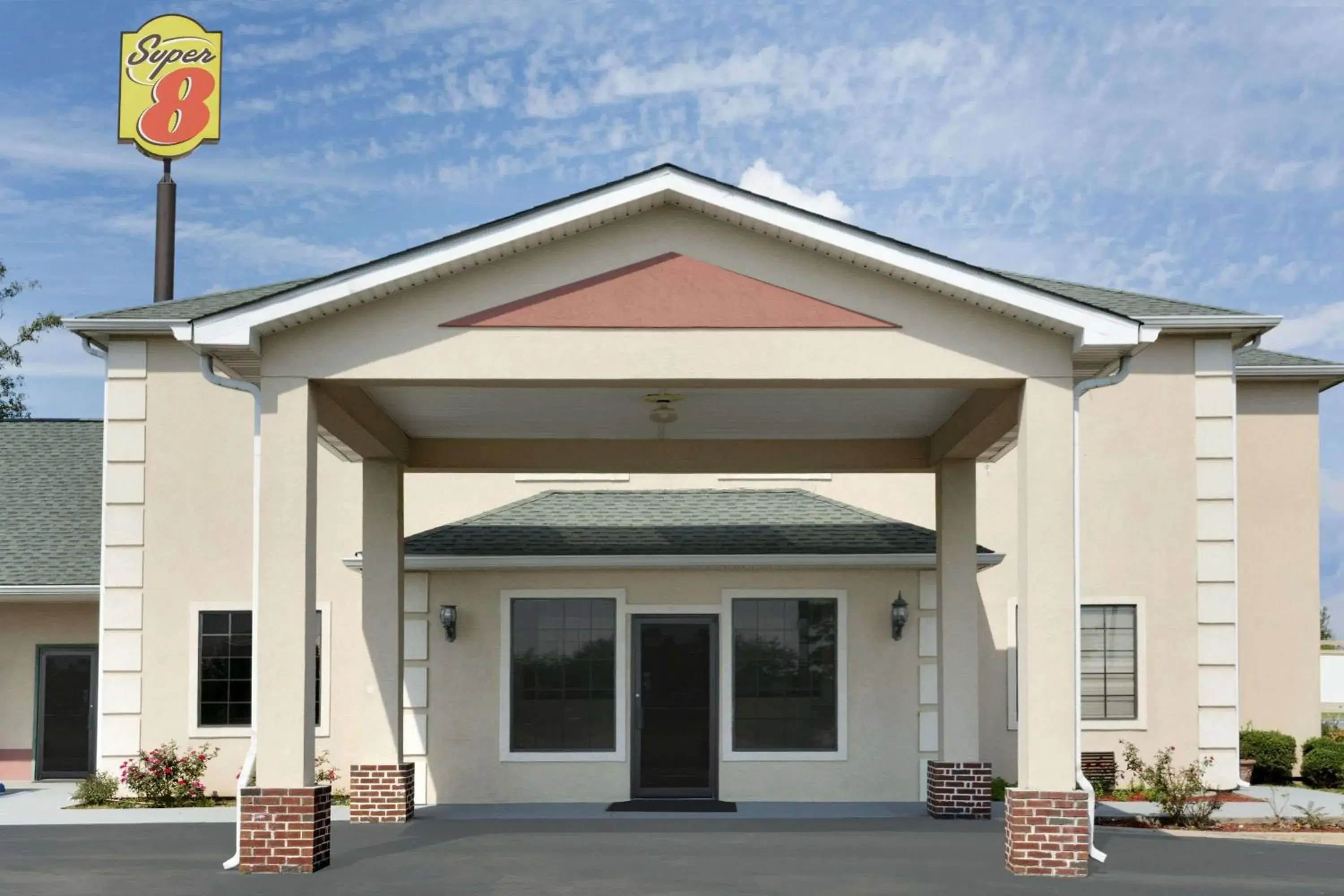 Property building in Super 8 by Wyndham Chatsworth/Dalton Property building in Super 8 by Wyndham Chatsworth/Dalton