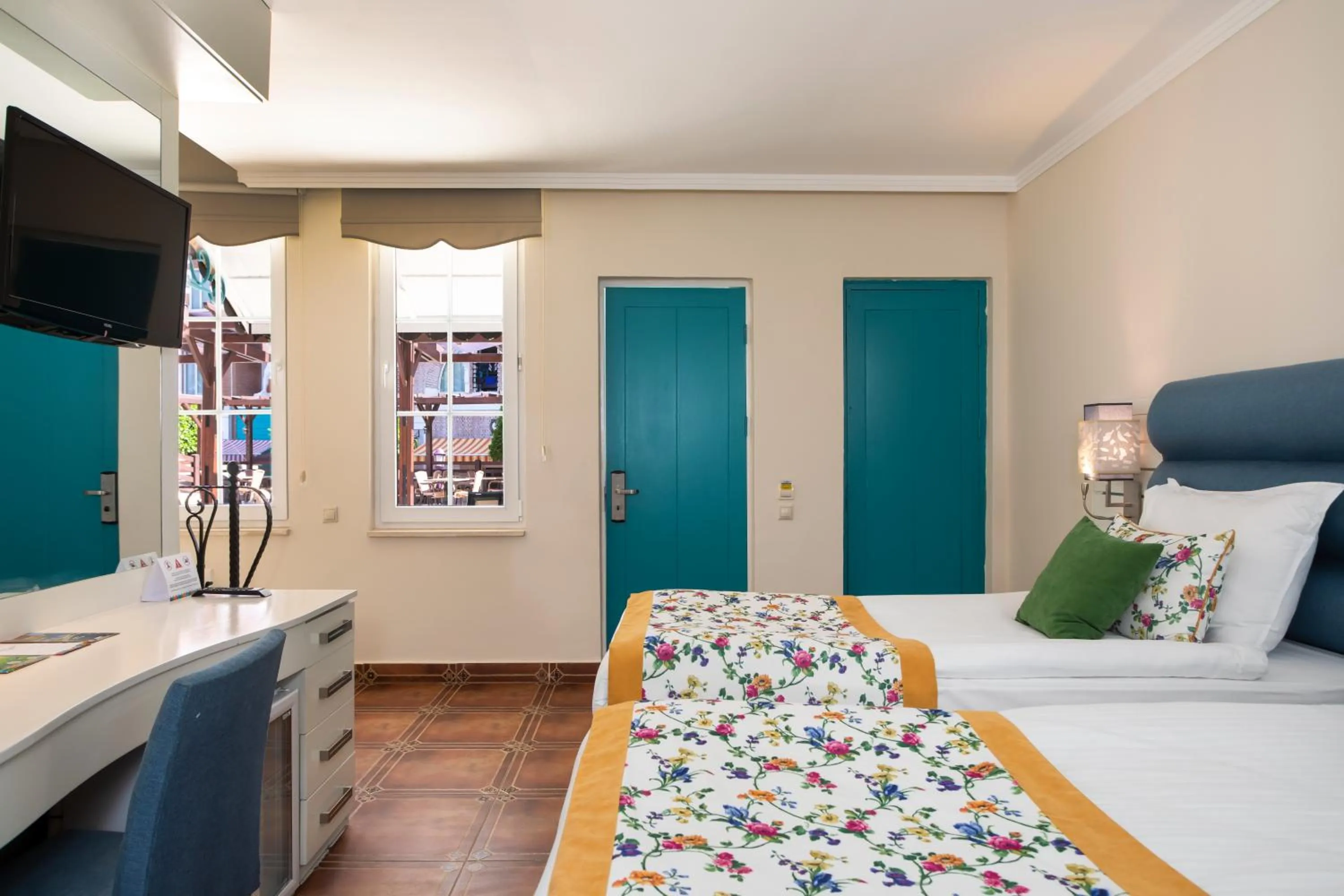 Photo of the whole room, Bed in Orange County Kemer