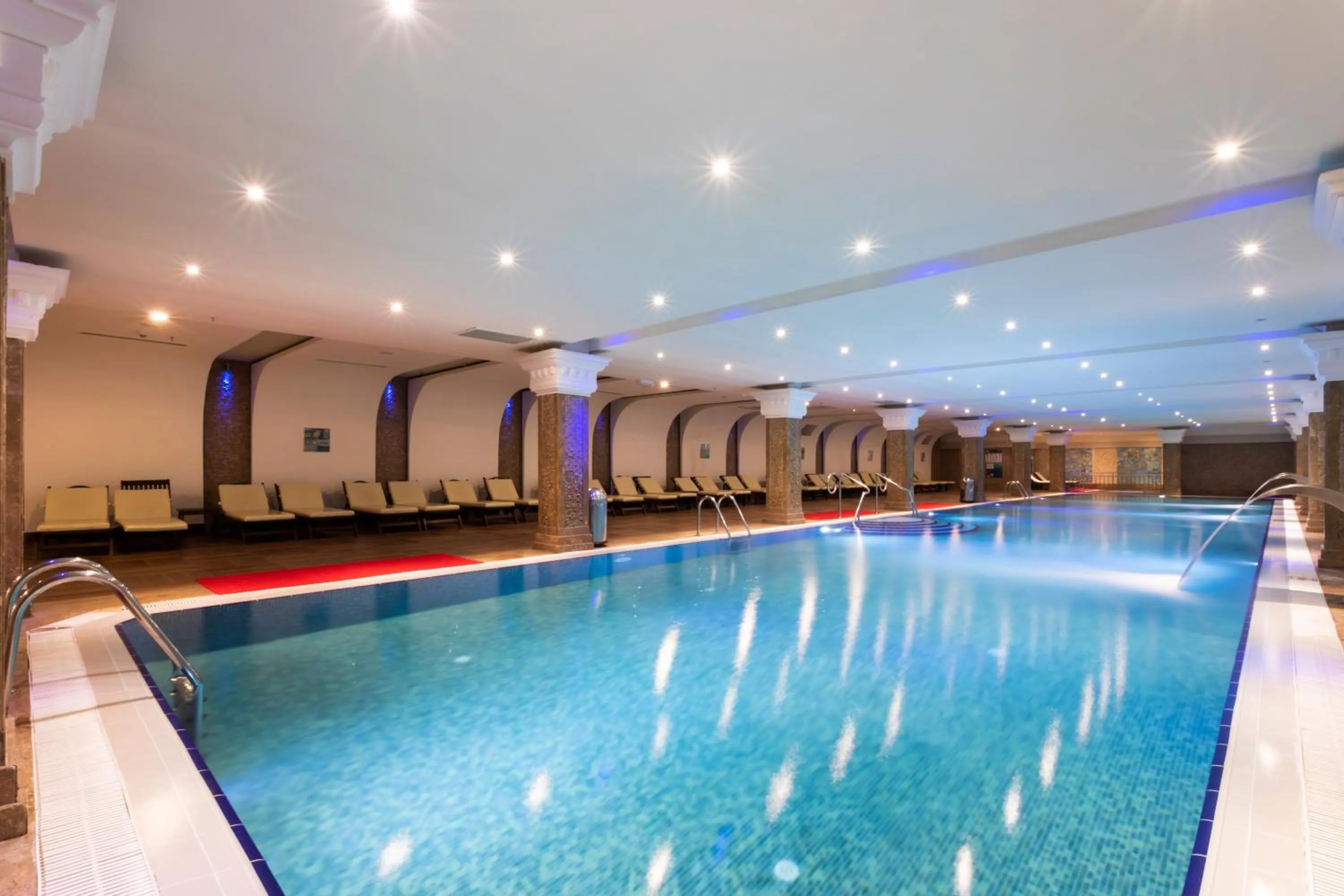 Swimming pool in Orange County Kemer