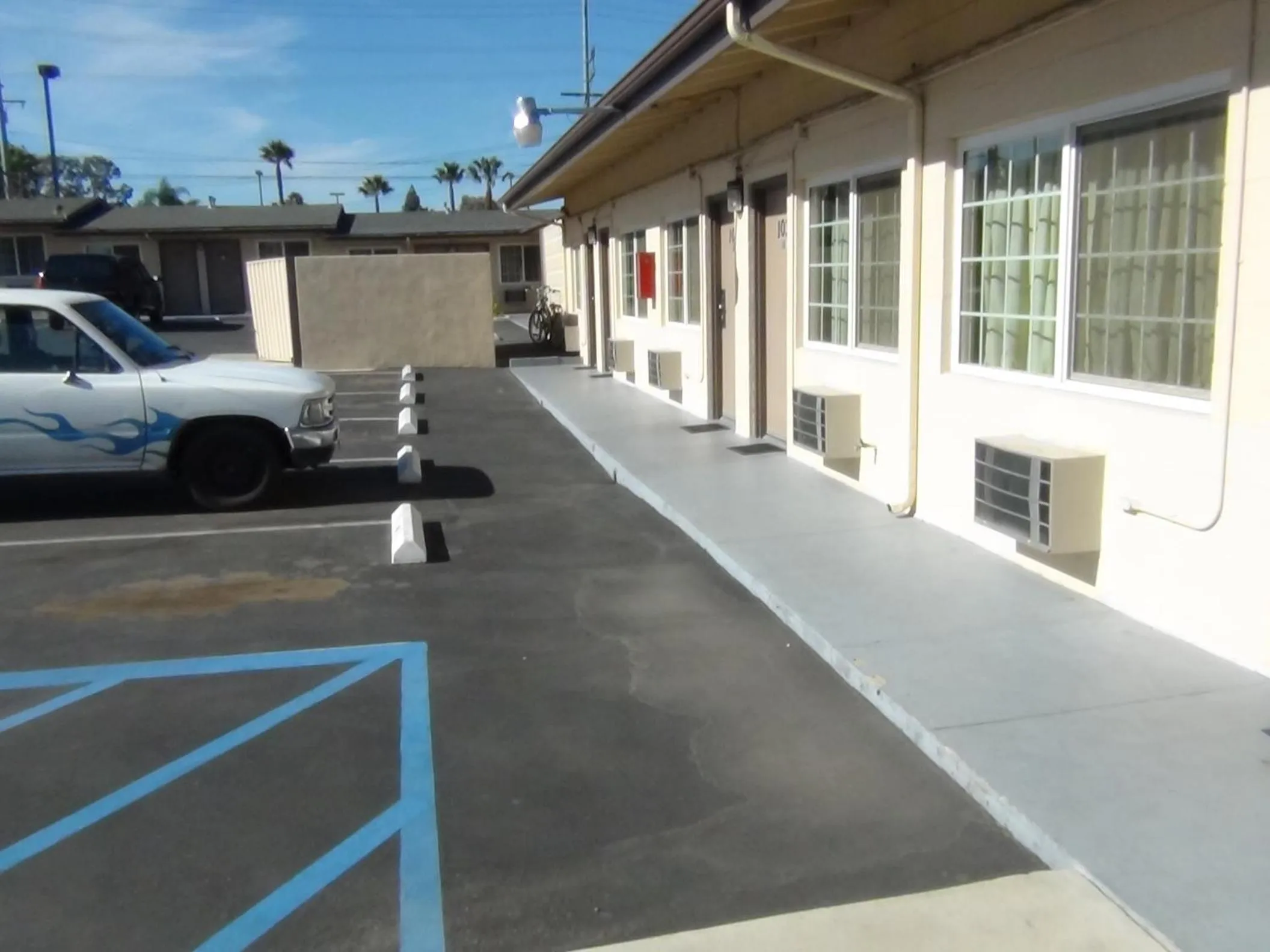 Property building in Desert Inn Motel