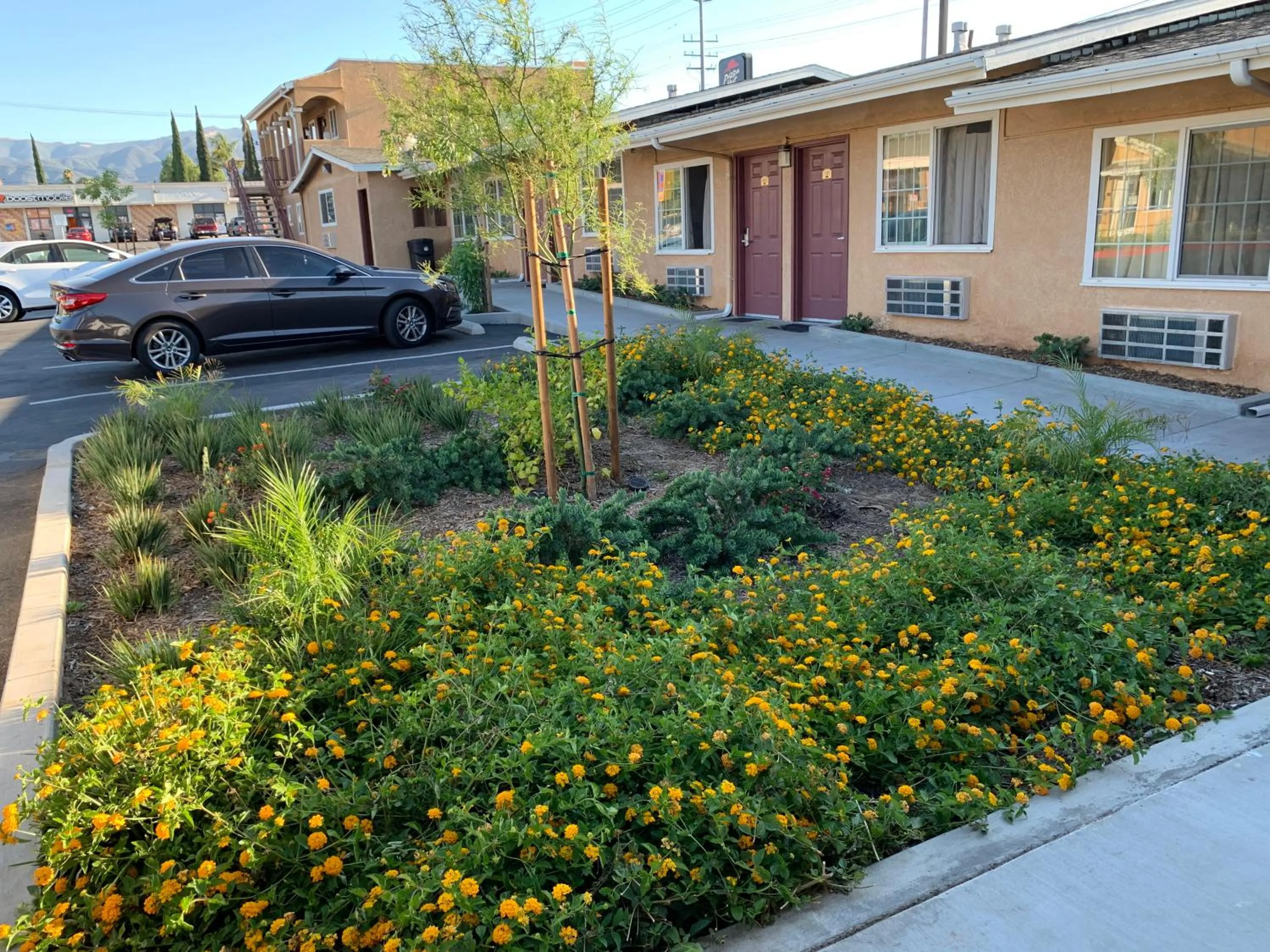Property building in Desert Inn Motel