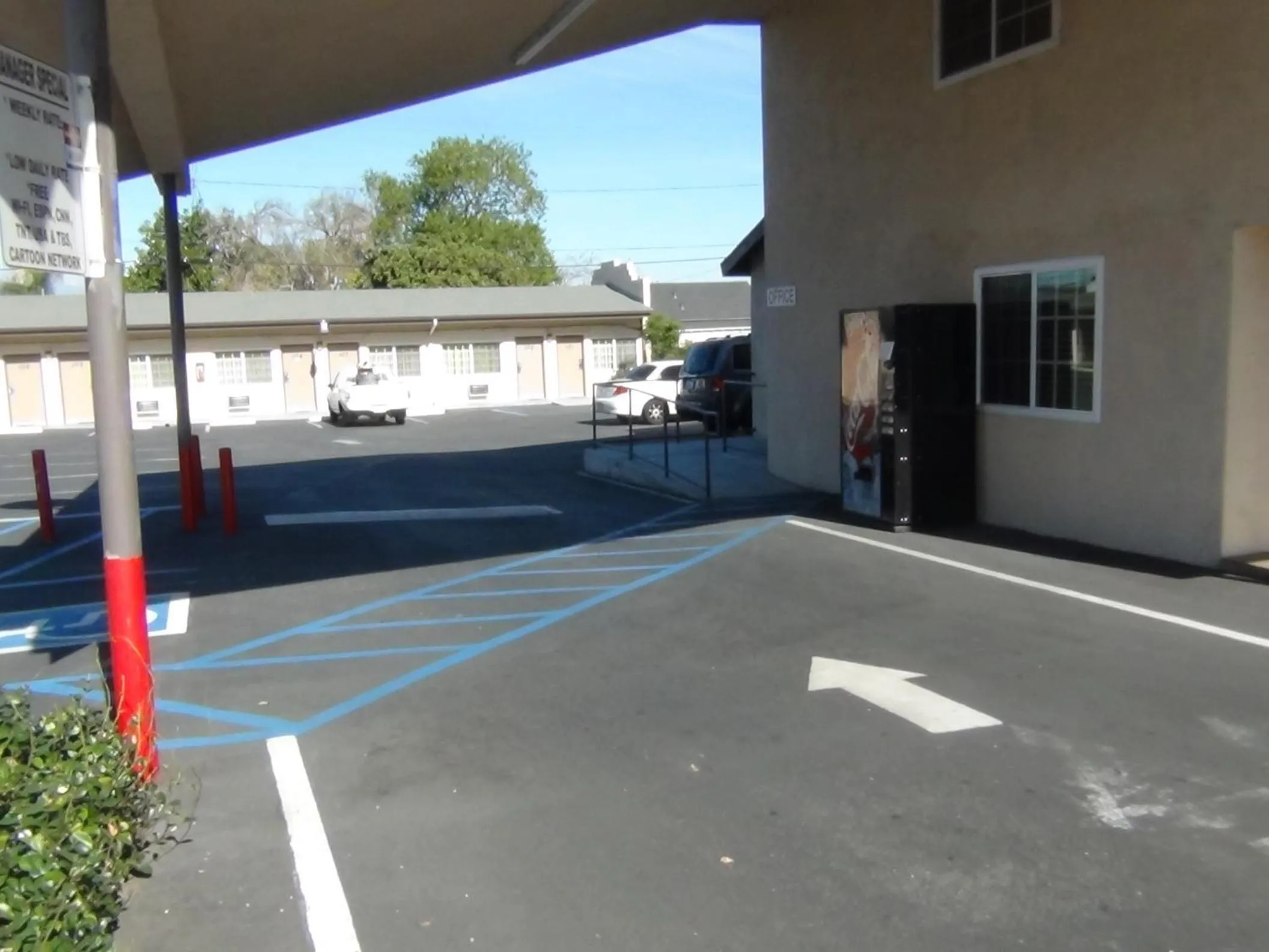 Parking in Desert Inn Motel