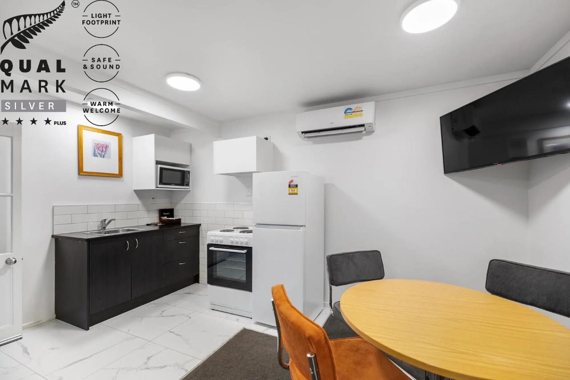 kitchen in Lakeview Colonial Motel