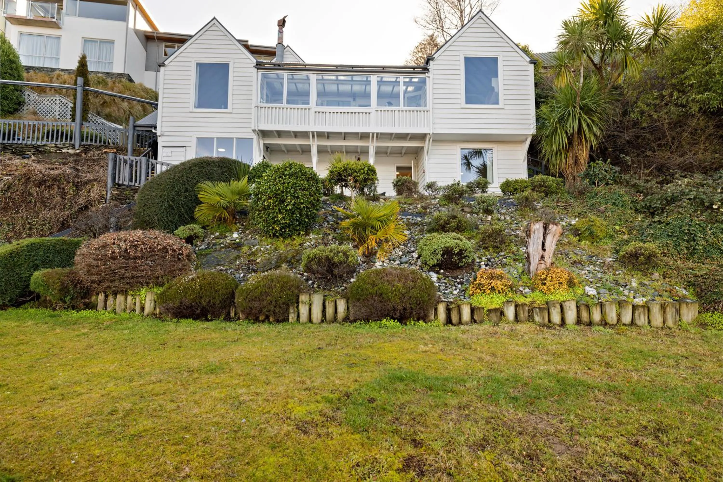 Property building in Lakeview Colonial Motel