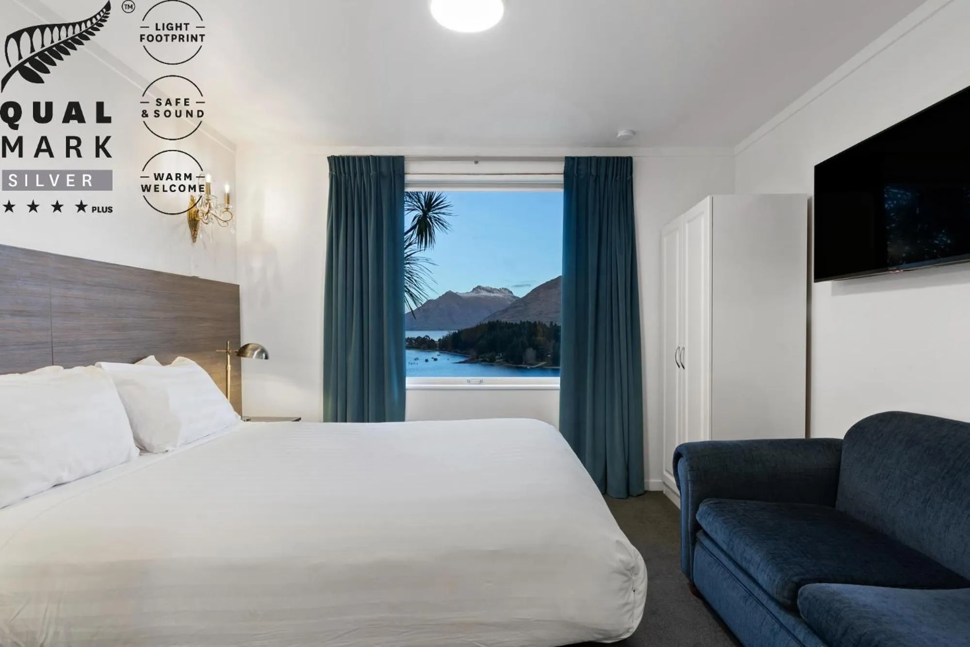 Bed in Lakeview Colonial Motel