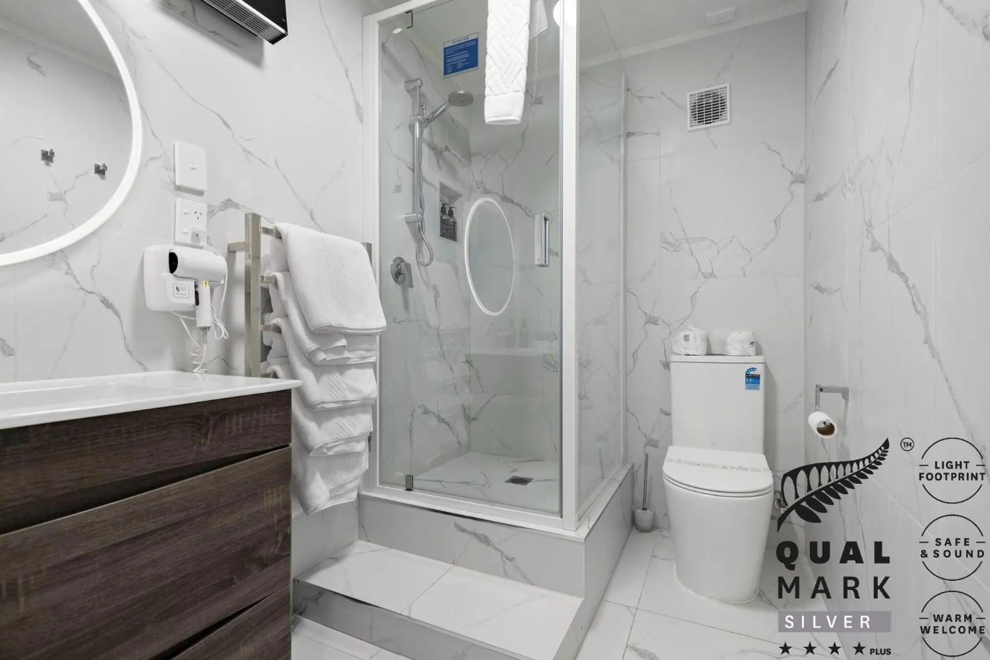 Shower in Lakeview Colonial Motel