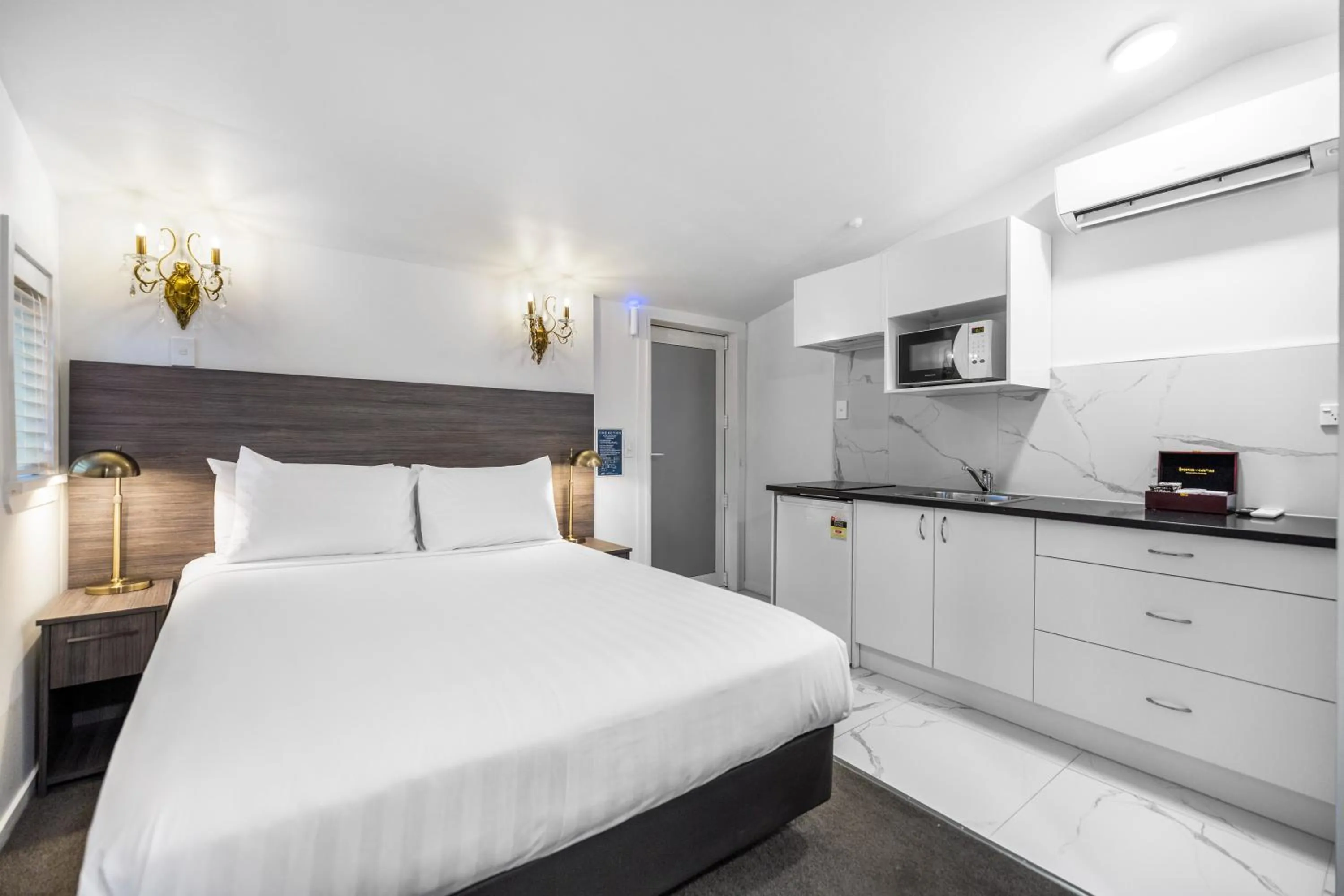 Deluxe King Studio with a Lake and Mountain View in Lakeview Colonial Motel