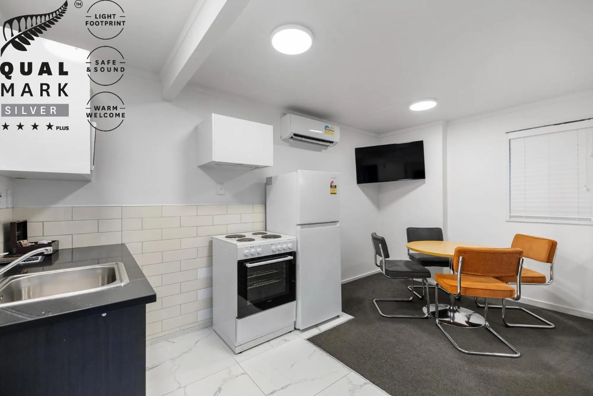 kitchen in Lakeview Colonial Motel