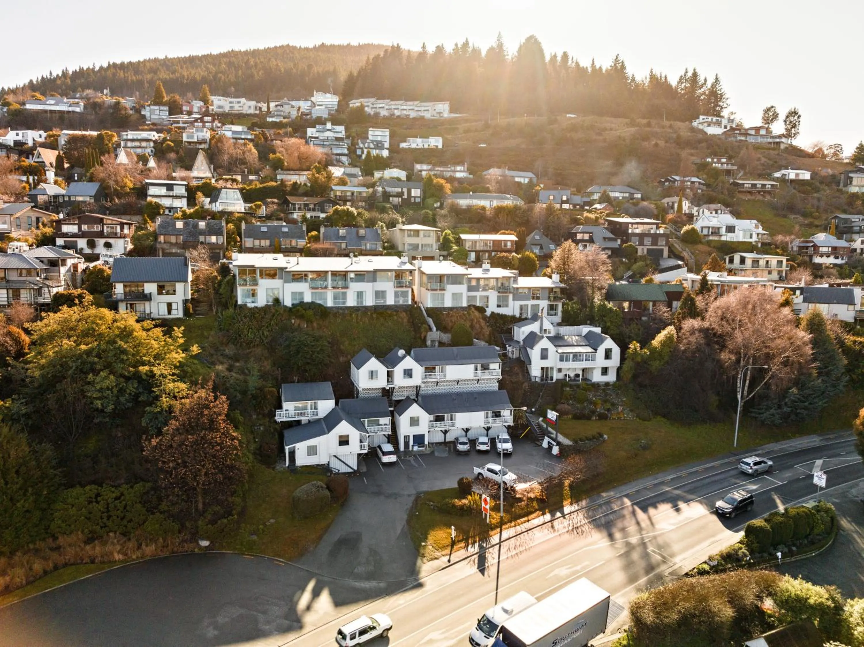 Property building in Lakeview Colonial Motel