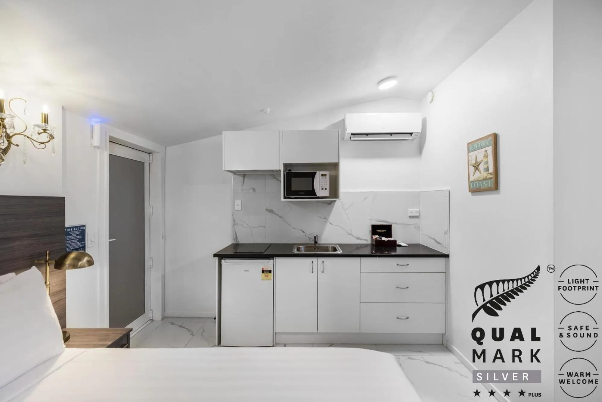 Kitchen or kitchenette, Bed in Lakeview Colonial Motel