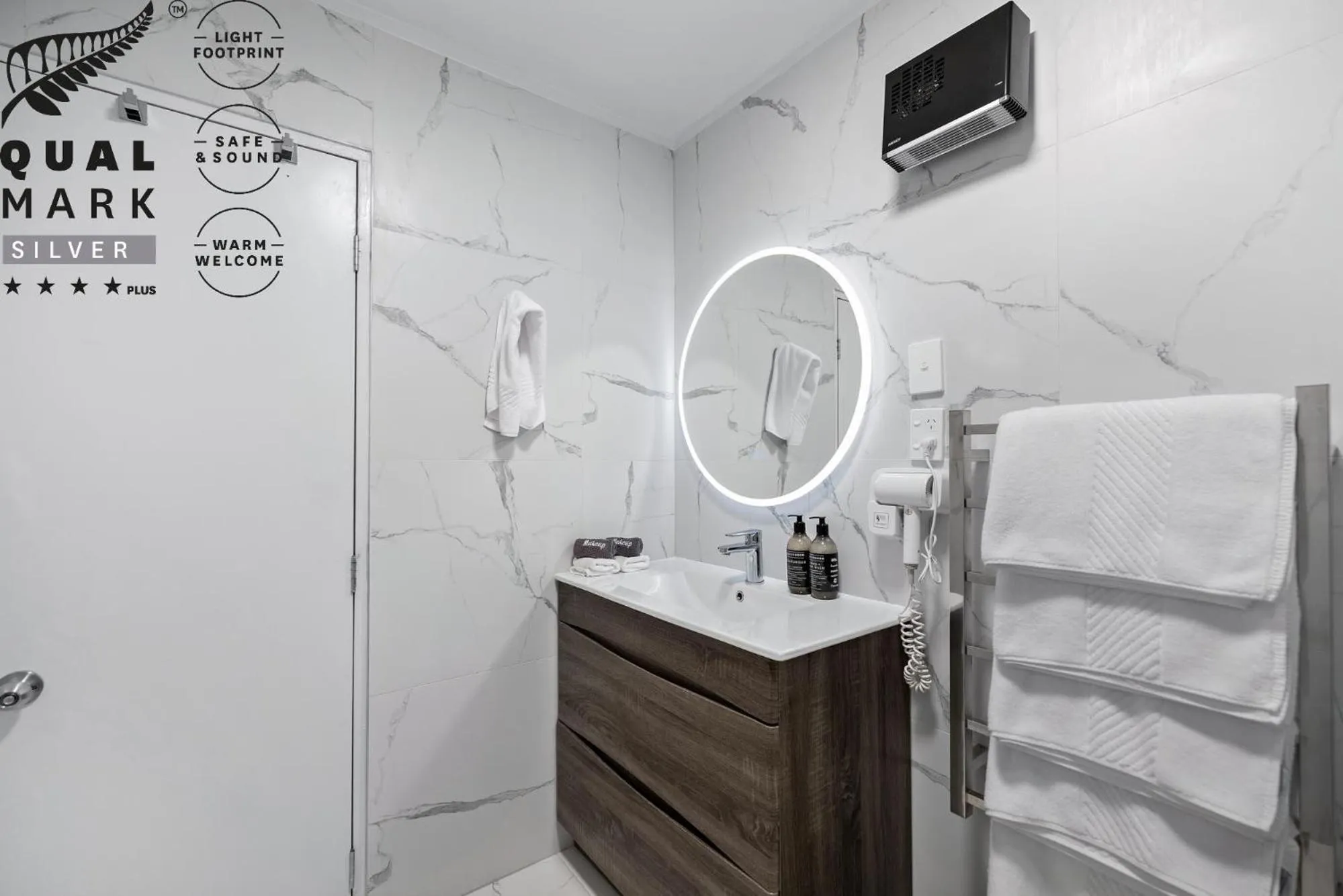 Bathroom in Lakeview Colonial Motel