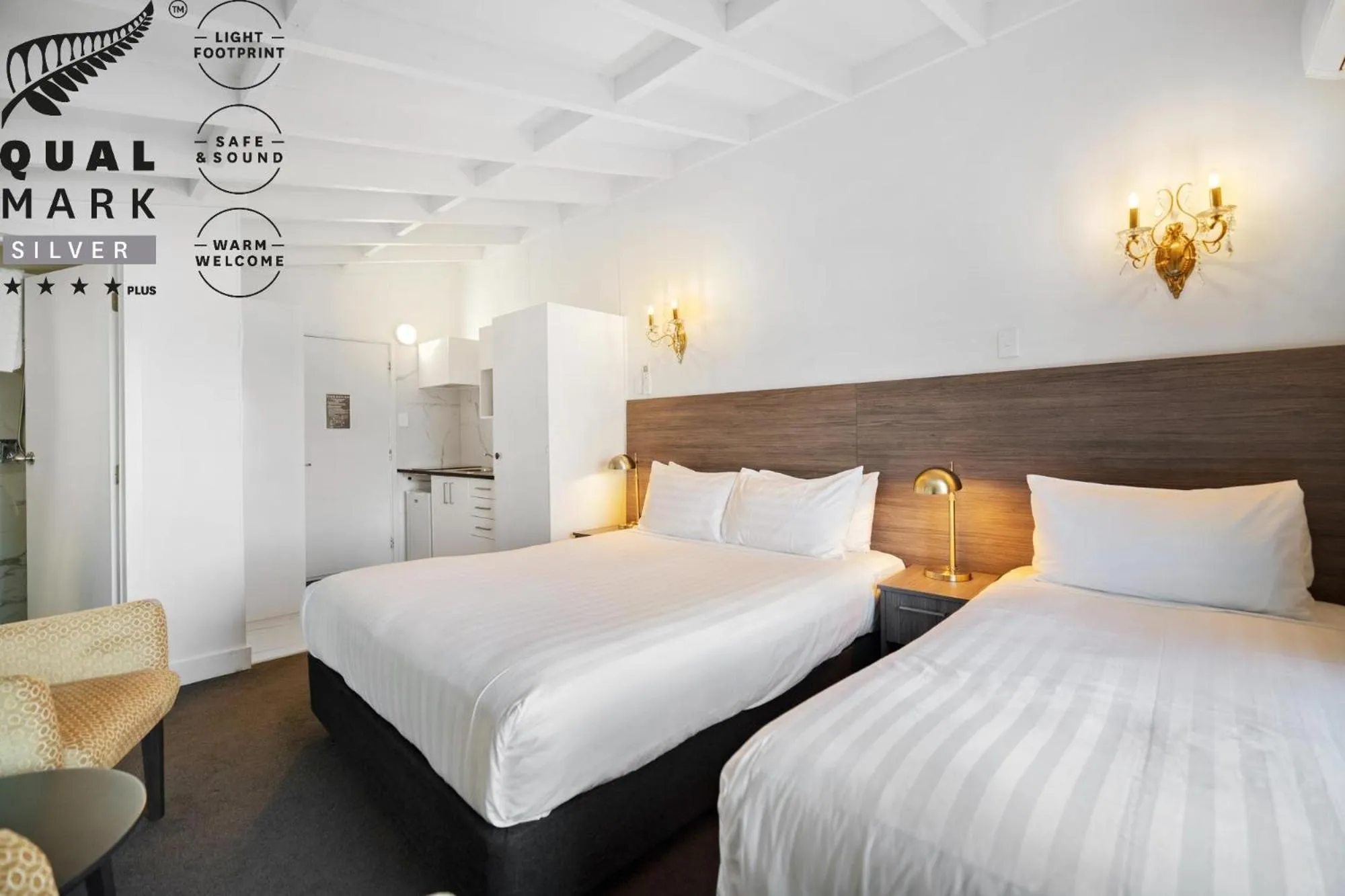 Bed in Lakeview Colonial Motel