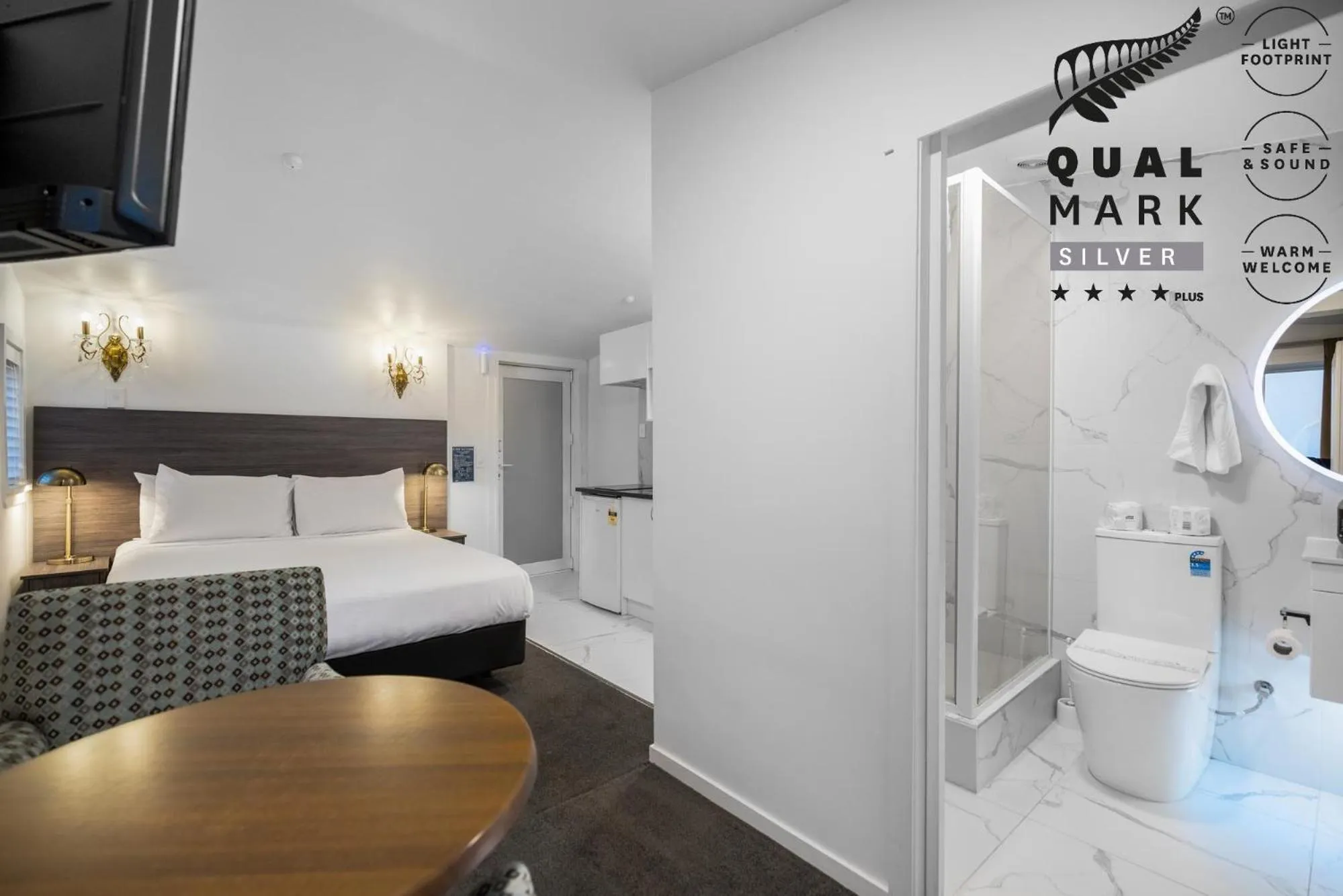 Bed in Lakeview Colonial Motel