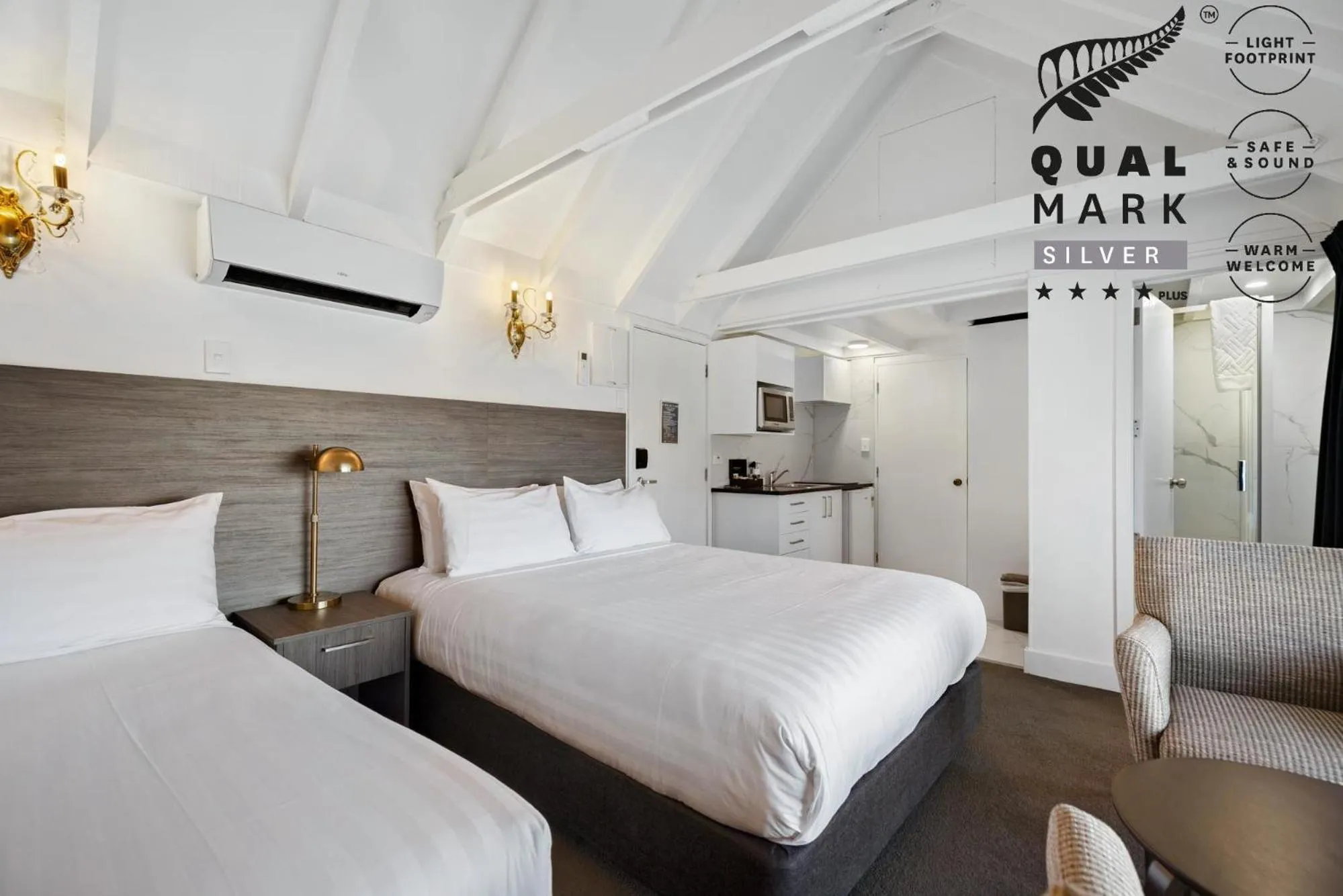 Bed in Lakeview Colonial Motel