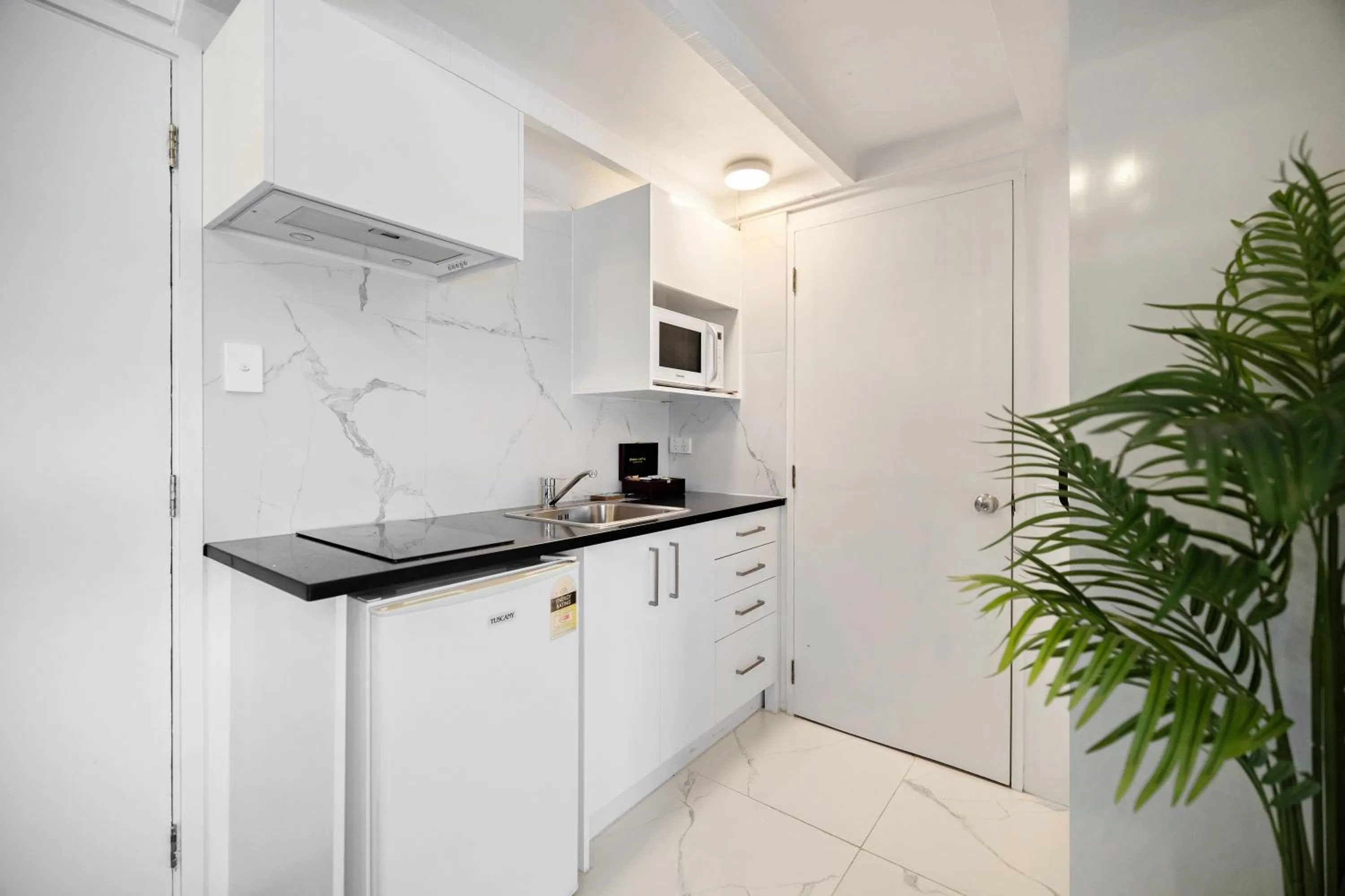 One-Bedroom Suite With a Lake And Mountain View in Lakeview Colonial Motel