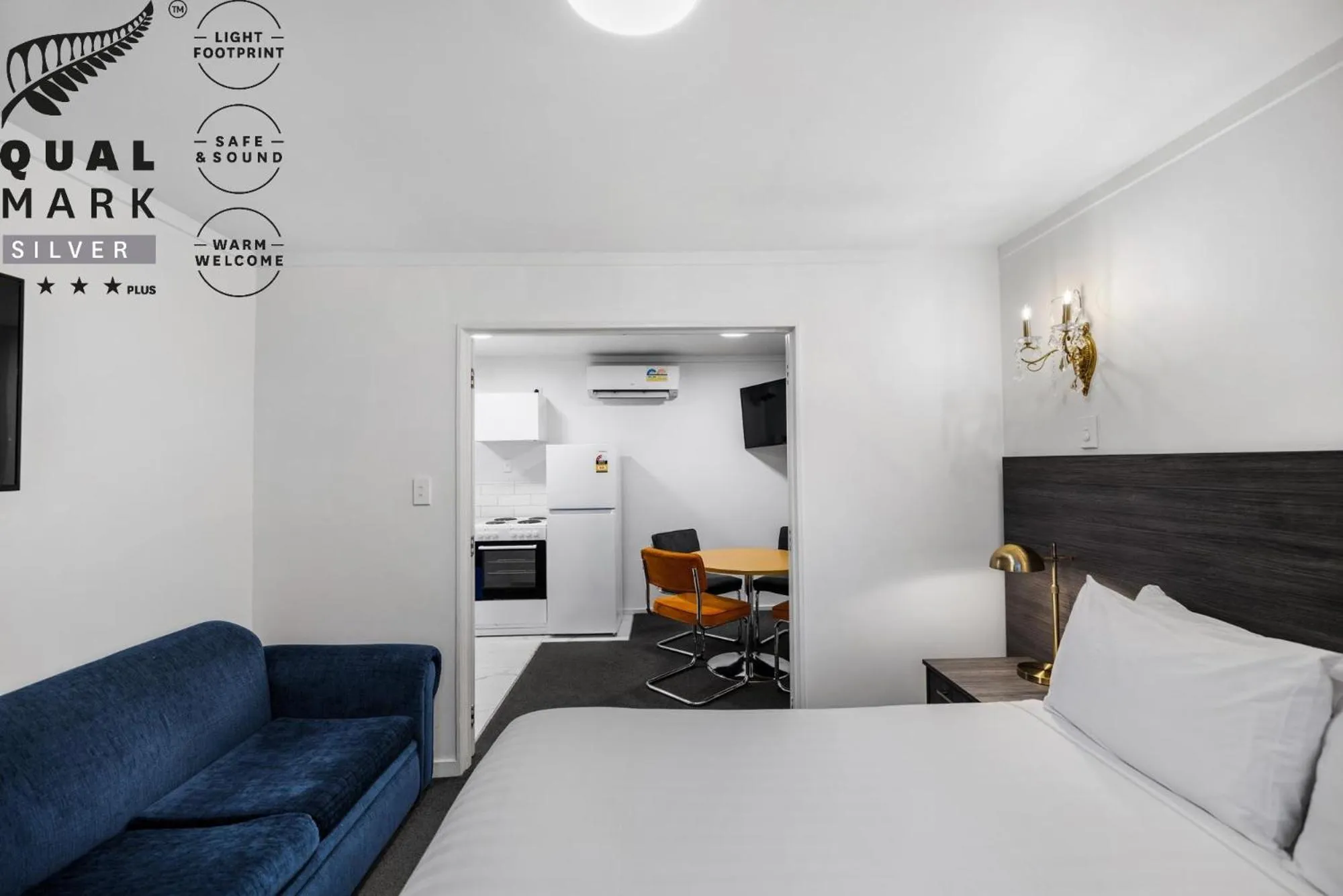 Bed in Lakeview Colonial Motel