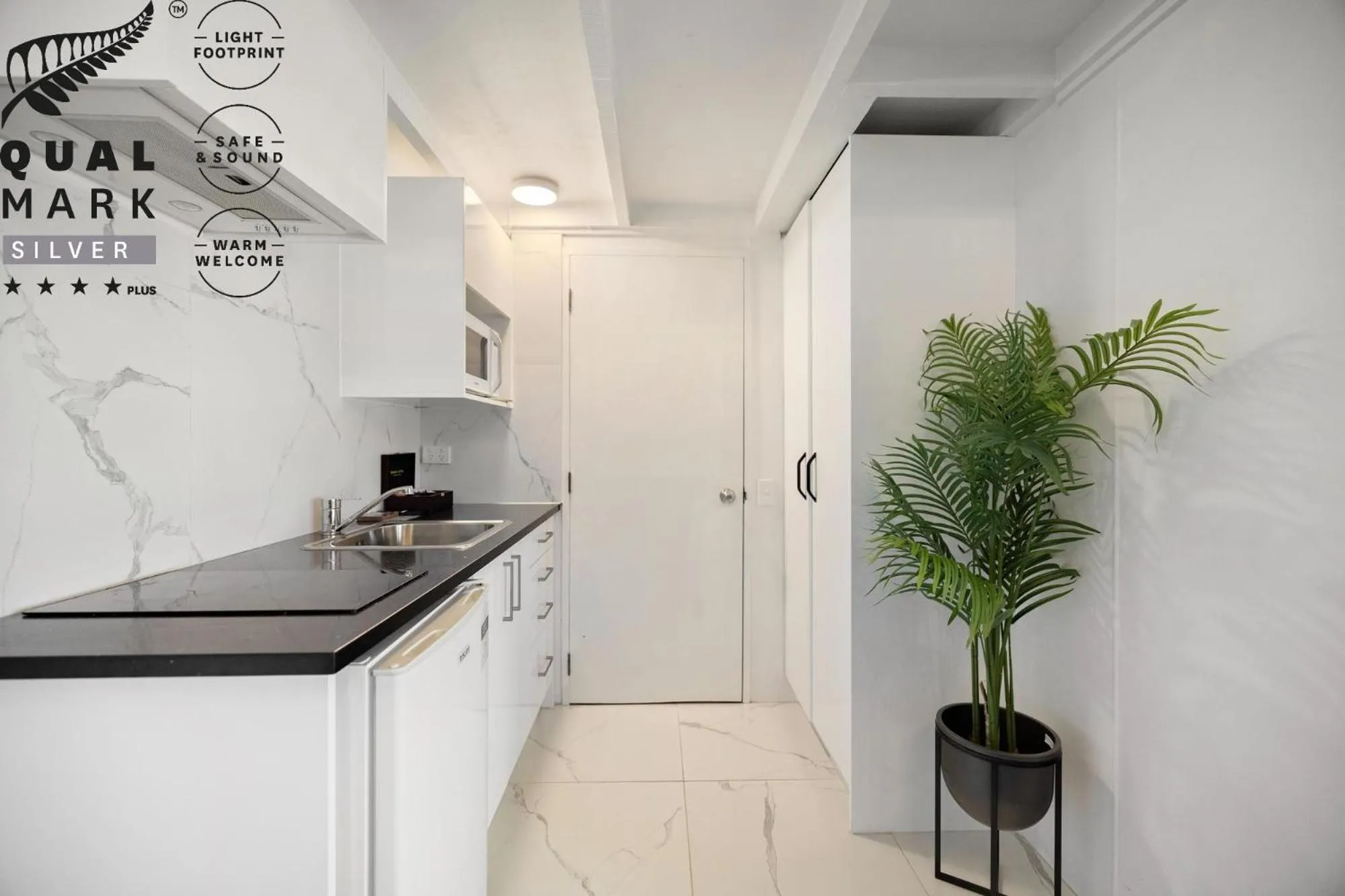 Kitchen or kitchenette in Lakeview Colonial Motel