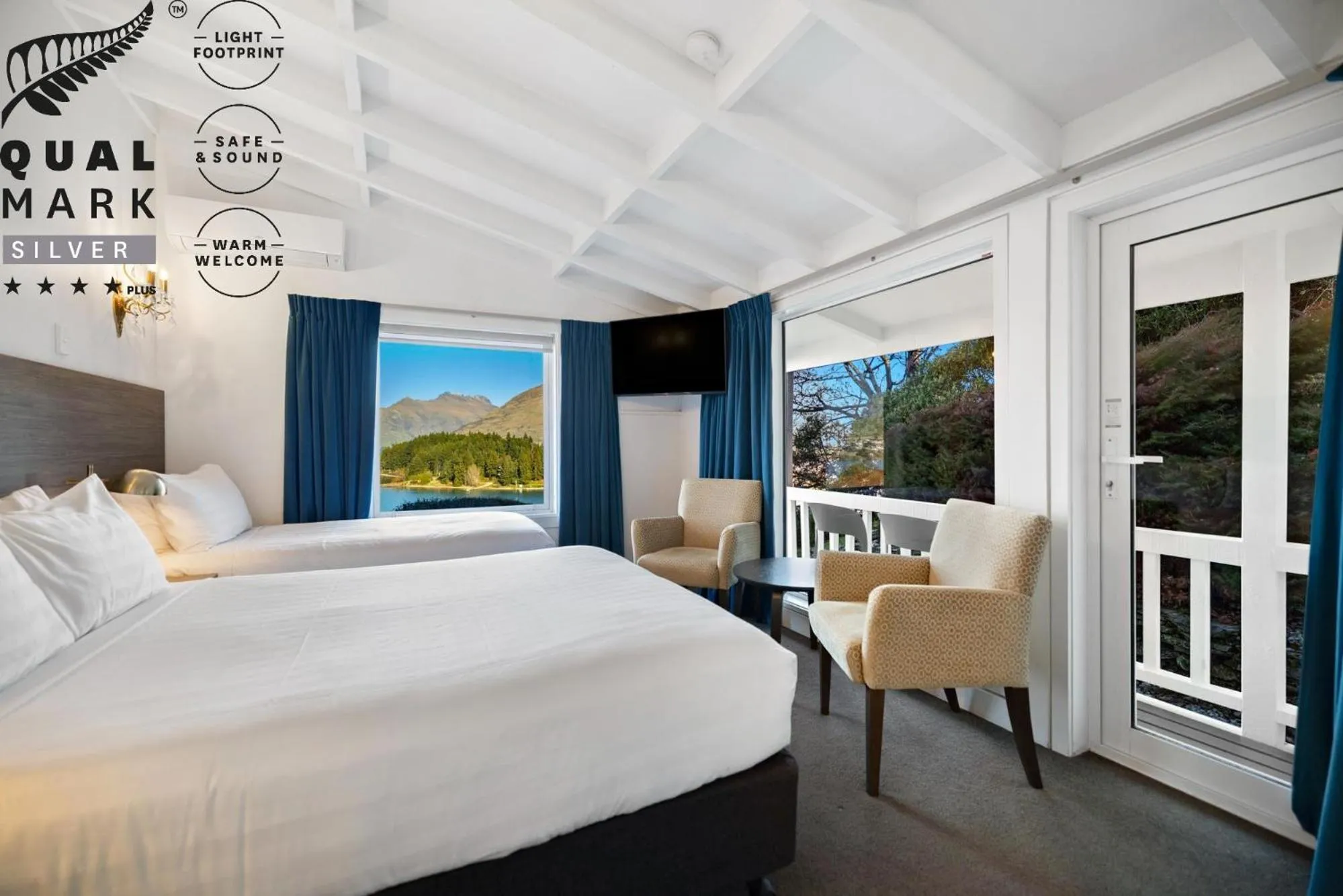 Bed in Lakeview Colonial Motel