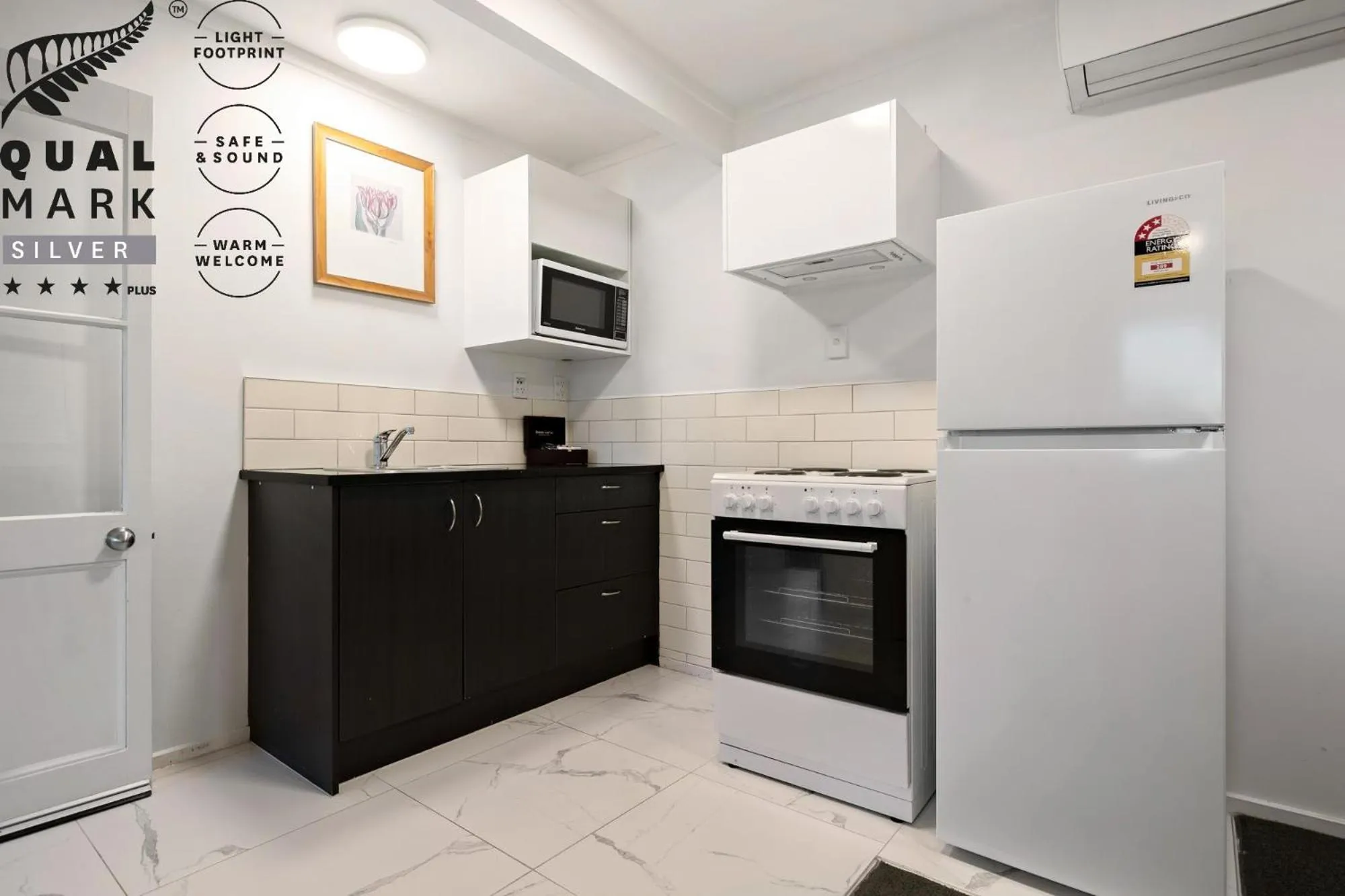 kitchen in Lakeview Colonial Motel